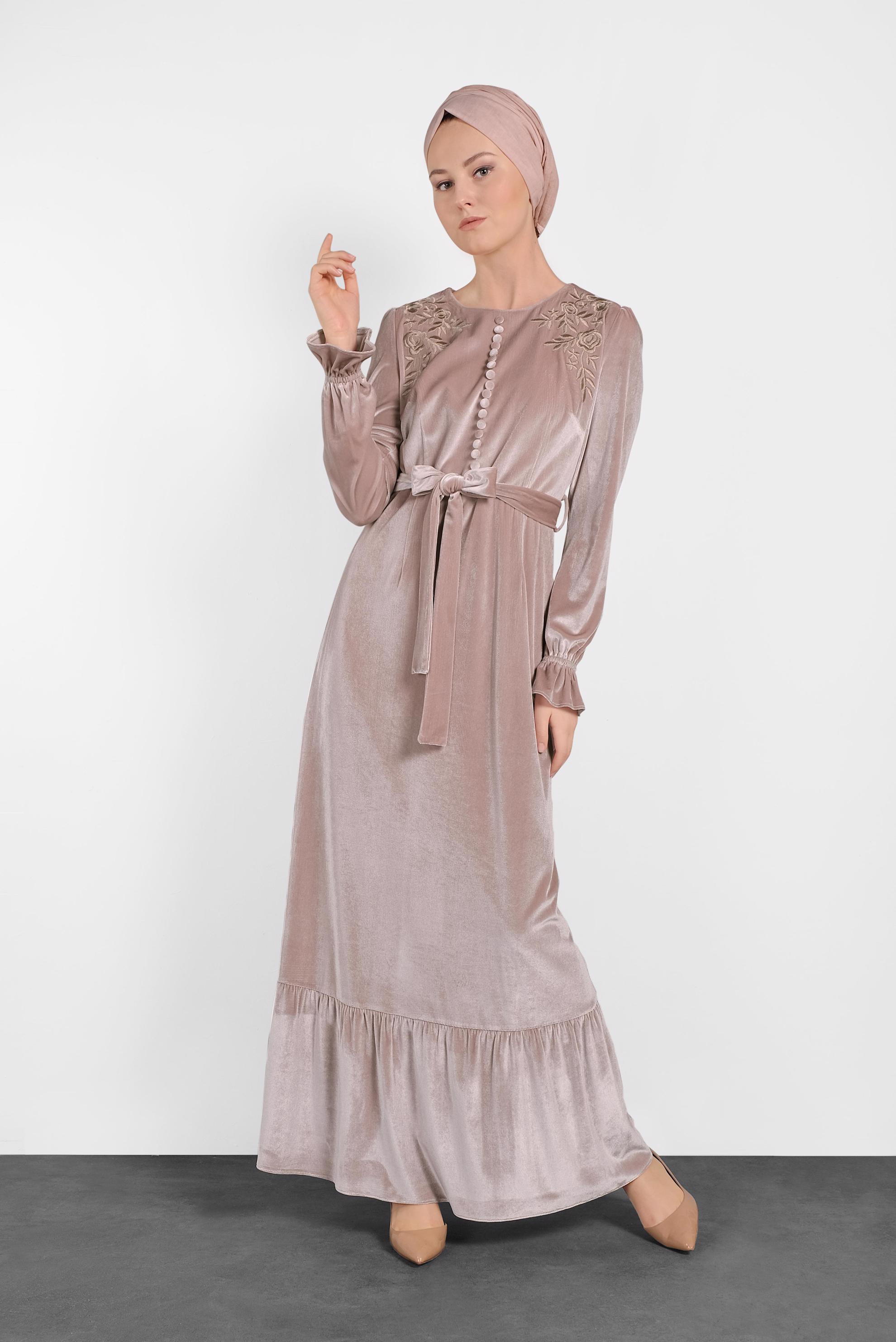 Tesettür giyim PUDRA KUŞAKLI NAKIŞLI ELBİSE 40379	