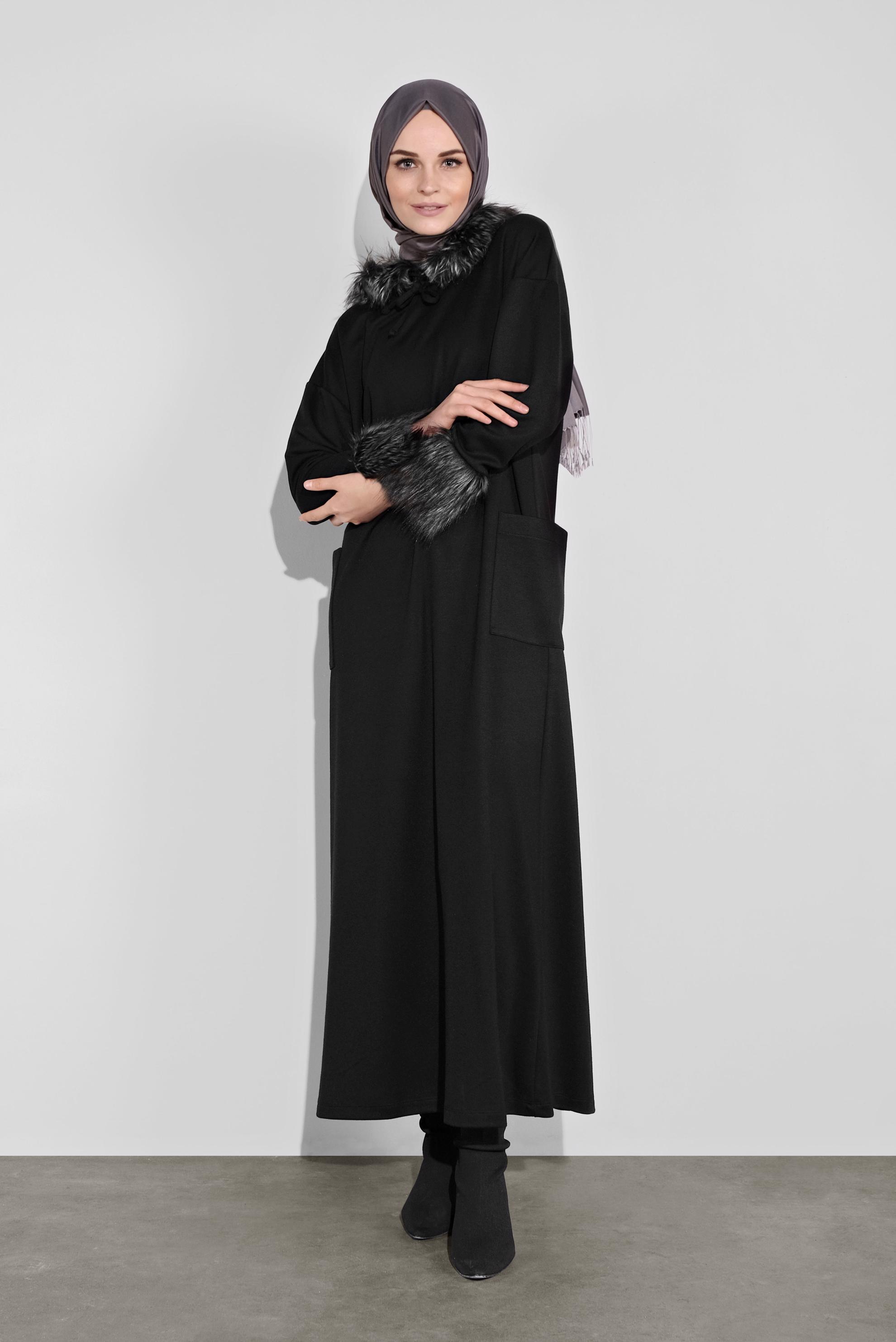 Tesettür giyim SİYAH KAPÜŞONLU KÜRK DETAYLI ELBİSE 40412 