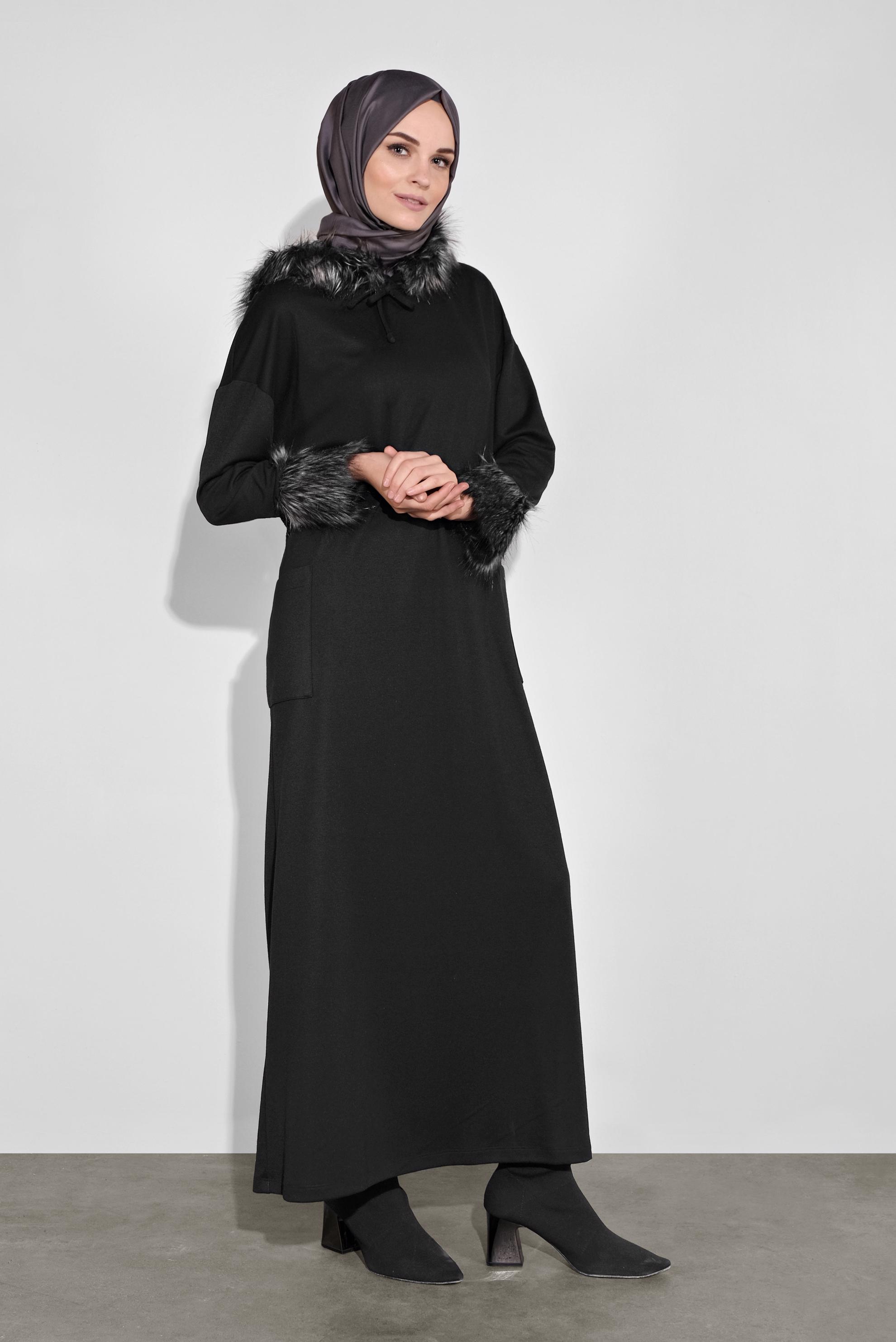 Tesettür giyim SİYAH KAPÜŞONLU KÜRK DETAYLI ELBİSE 40412 