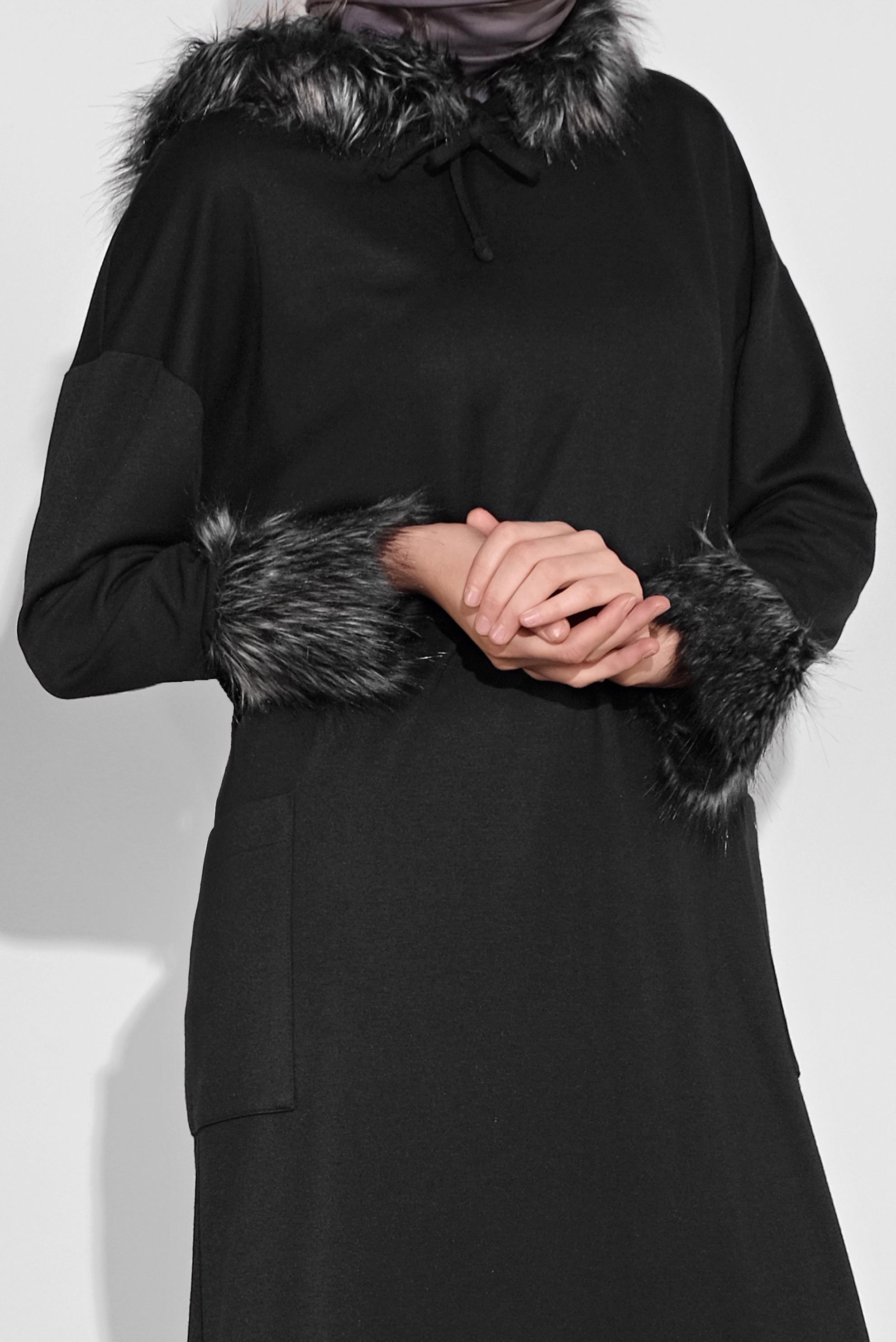 Tesettür giyim SİYAH KAPÜŞONLU KÜRK DETAYLI ELBİSE 40412 