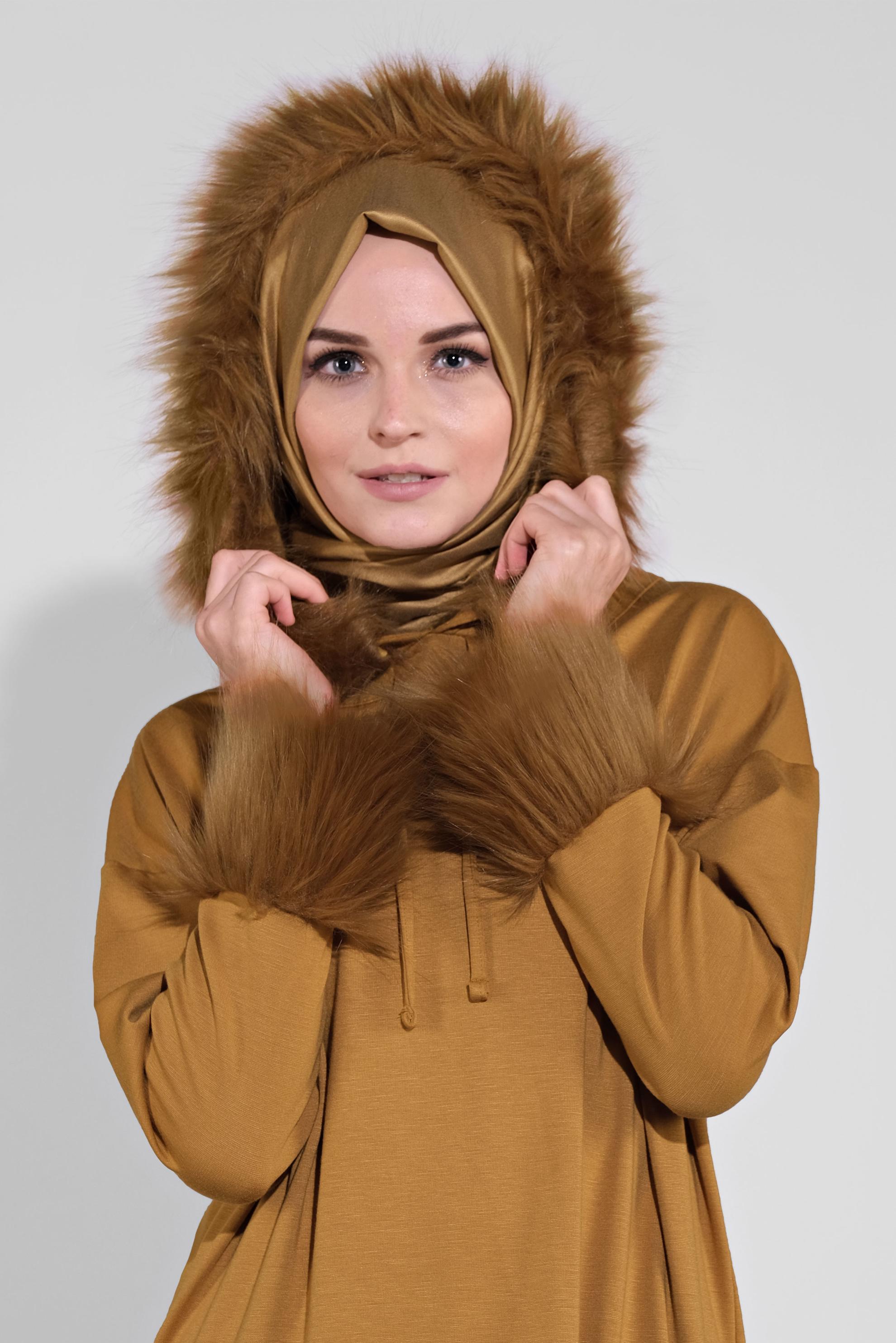 Tesettür giyim SARI KAPÜŞONLU KÜRK DETAYLI ELBİSE 40412 