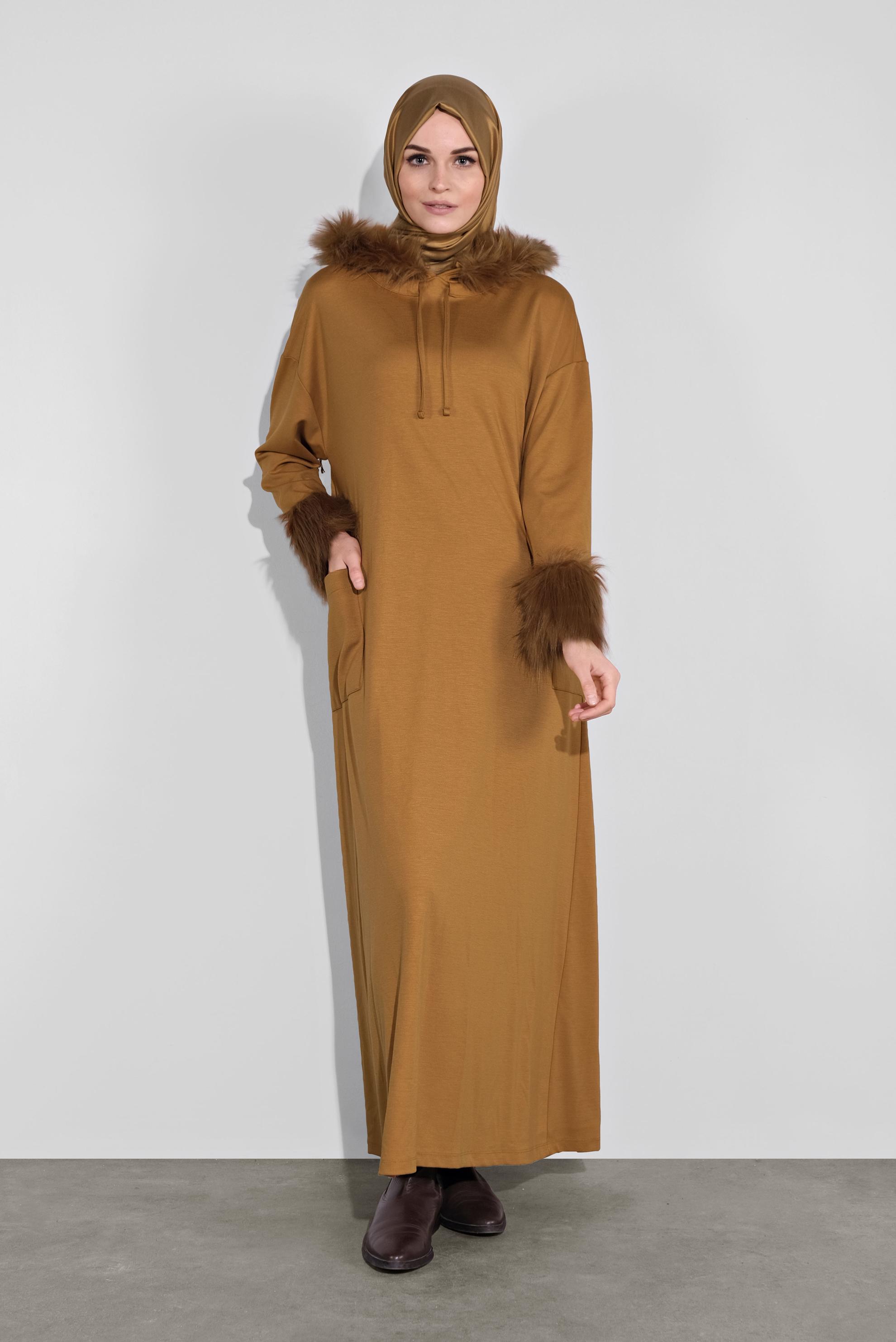 Tesettür giyim SARI KAPÜŞONLU KÜRK DETAYLI ELBİSE 40412 