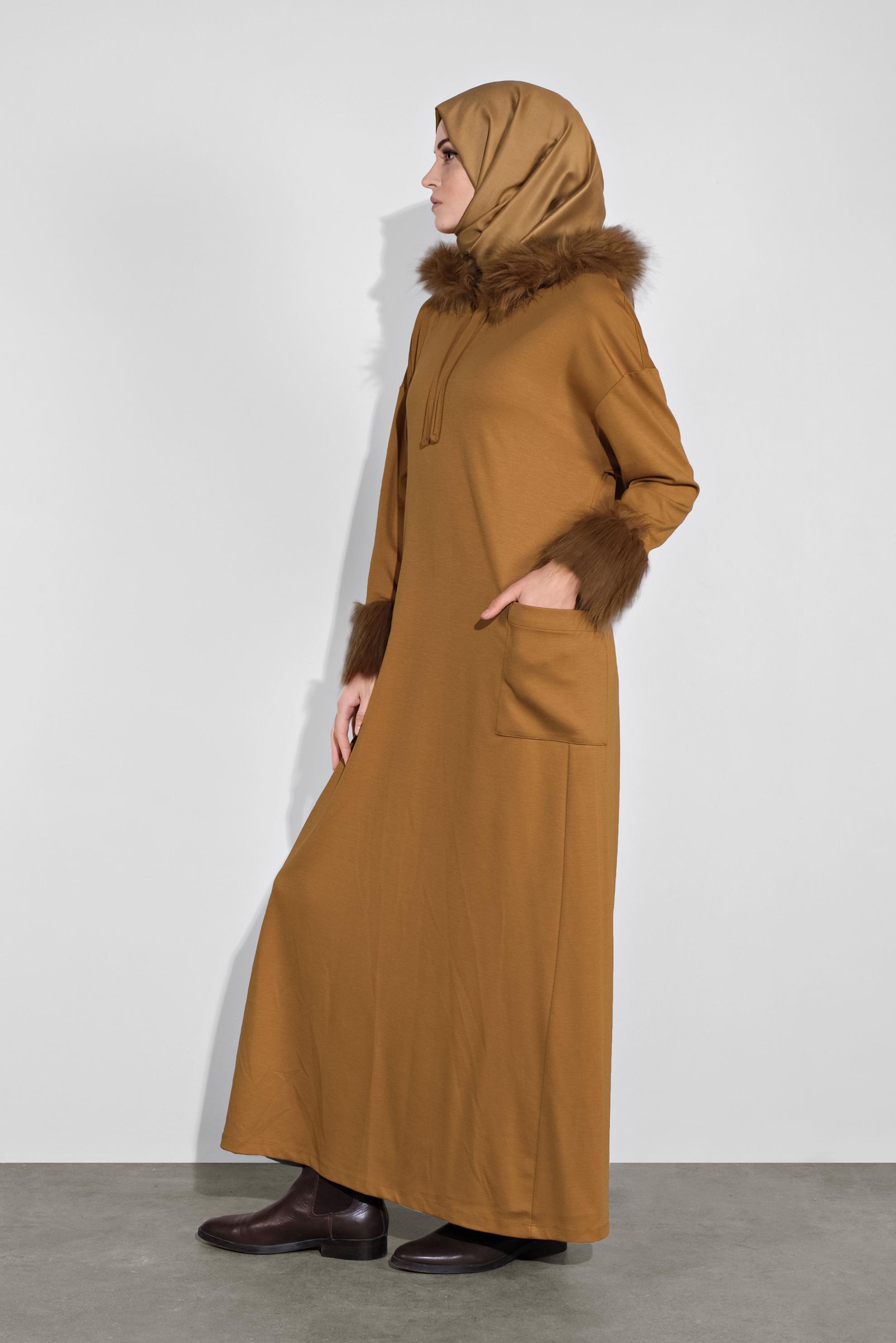 Tesettür giyim SARI KAPÜŞONLU KÜRK DETAYLI ELBİSE 40412 