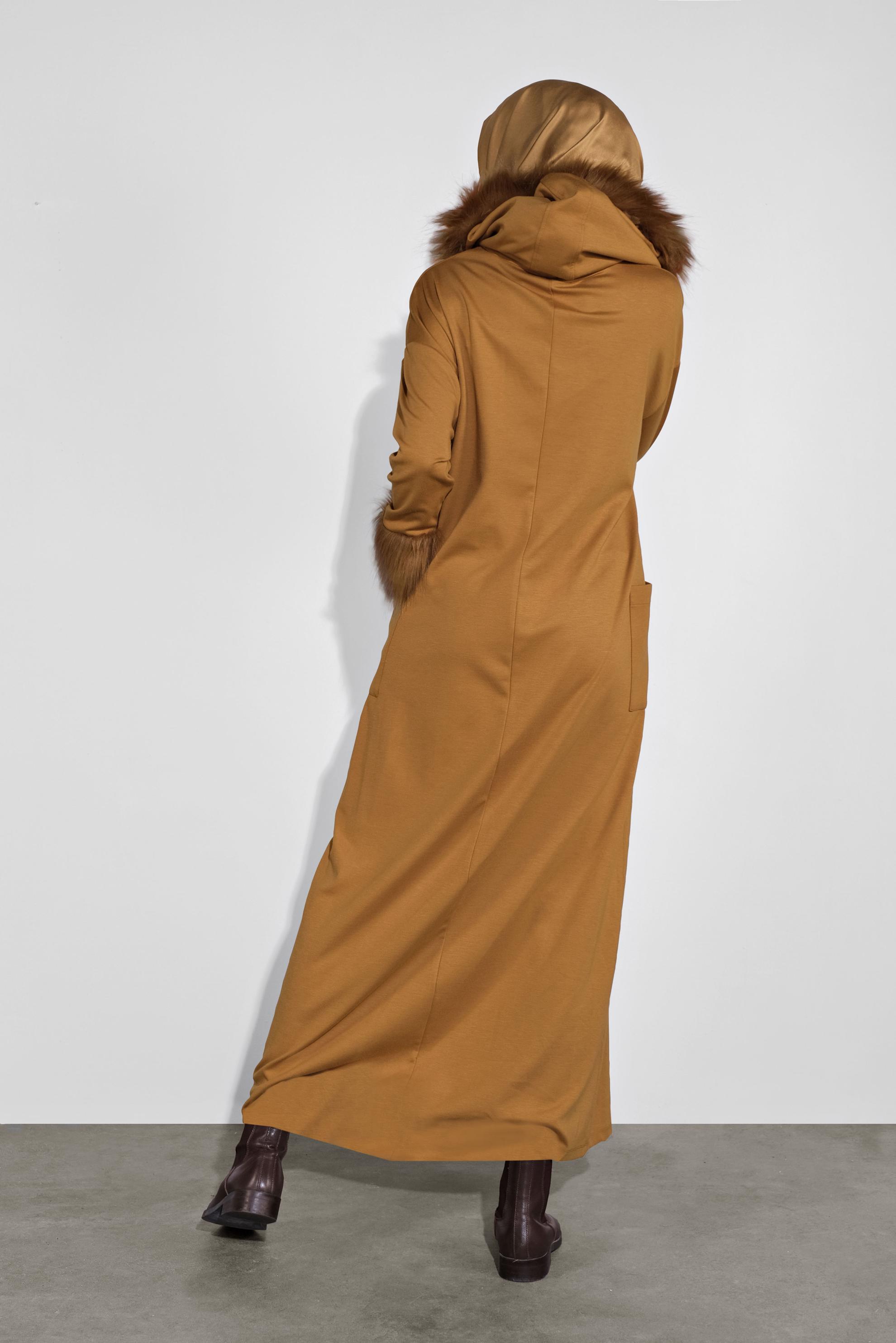 Tesettür giyim SARI KAPÜŞONLU KÜRK DETAYLI ELBİSE 40412 