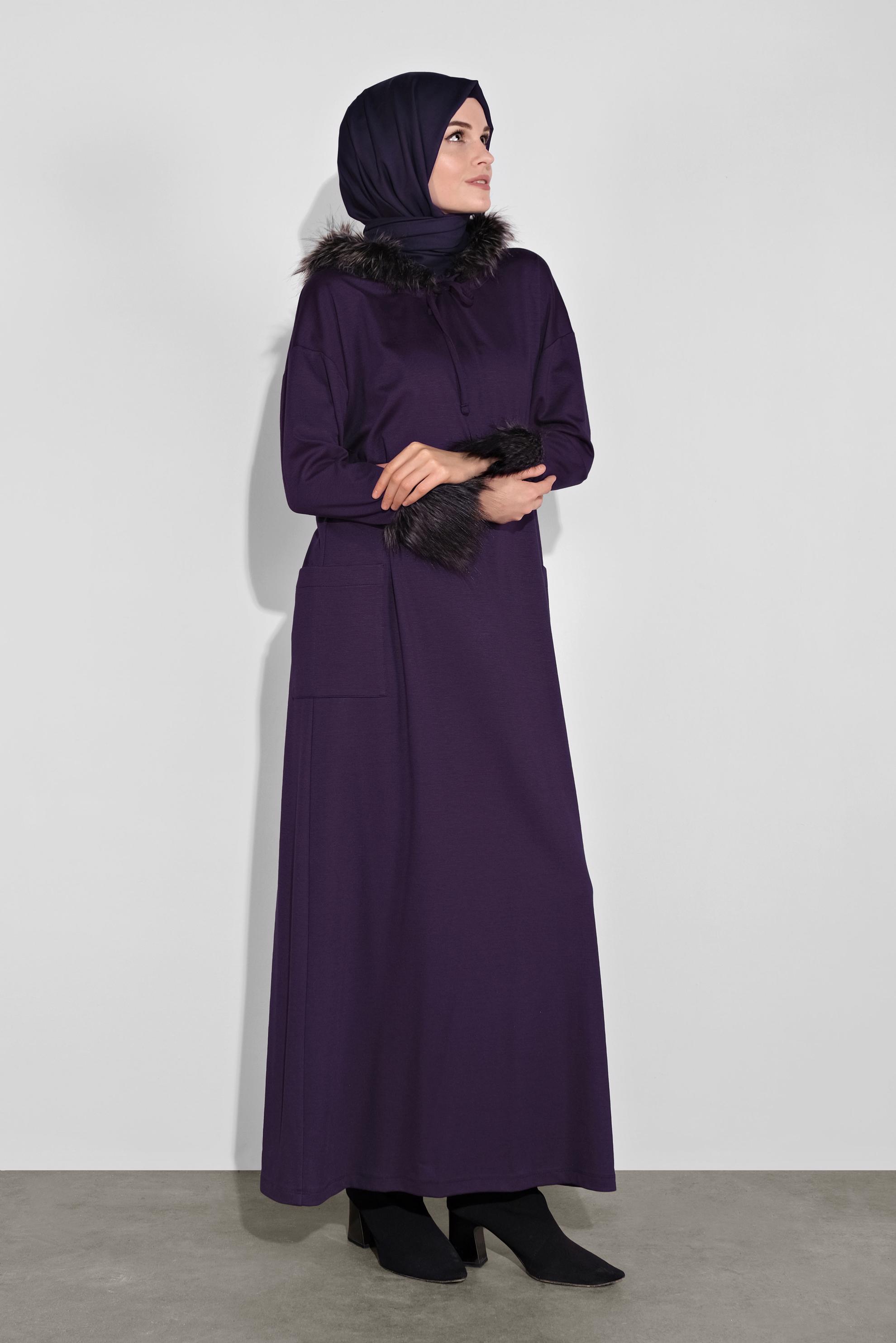 Tesettür giyim MOR KAPÜŞONLU KÜRK DETAYLI ELBİSE 40412 