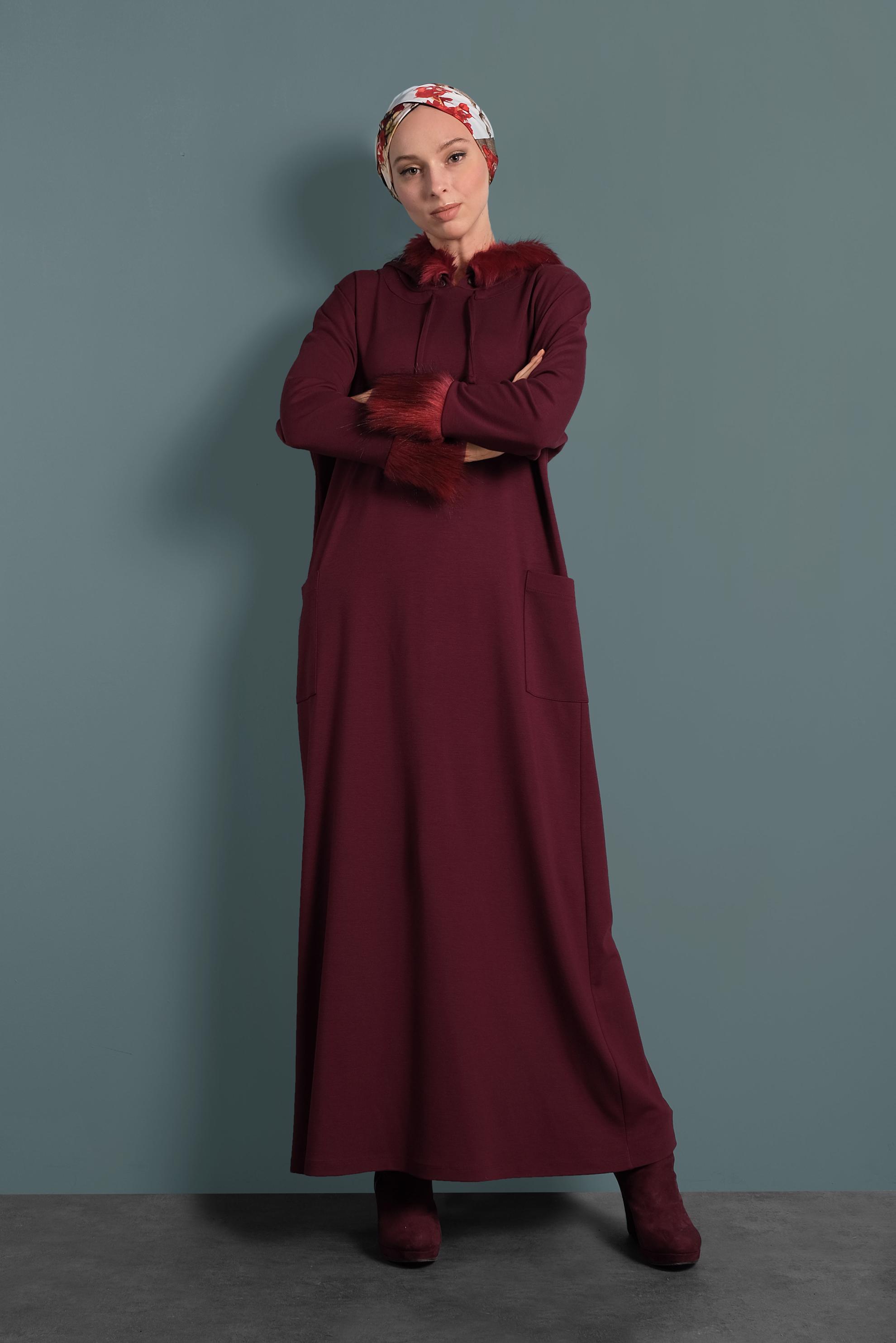 Tesettür giyim BORDO KAPÜŞONLU KÜRK DETAYLI ELBİSE 40412 