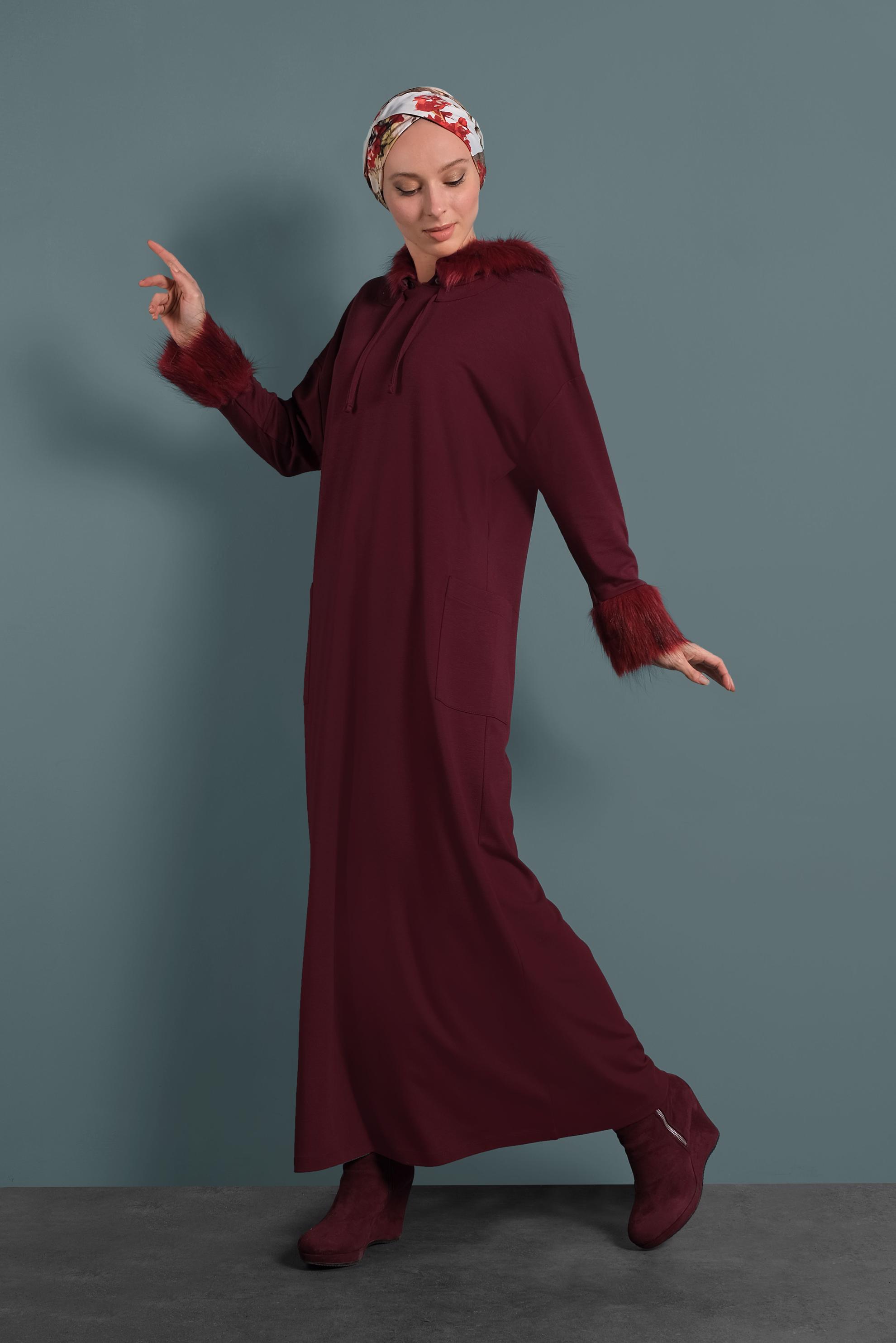 Tesettür giyim BORDO KAPÜŞONLU KÜRK DETAYLI ELBİSE 40412 