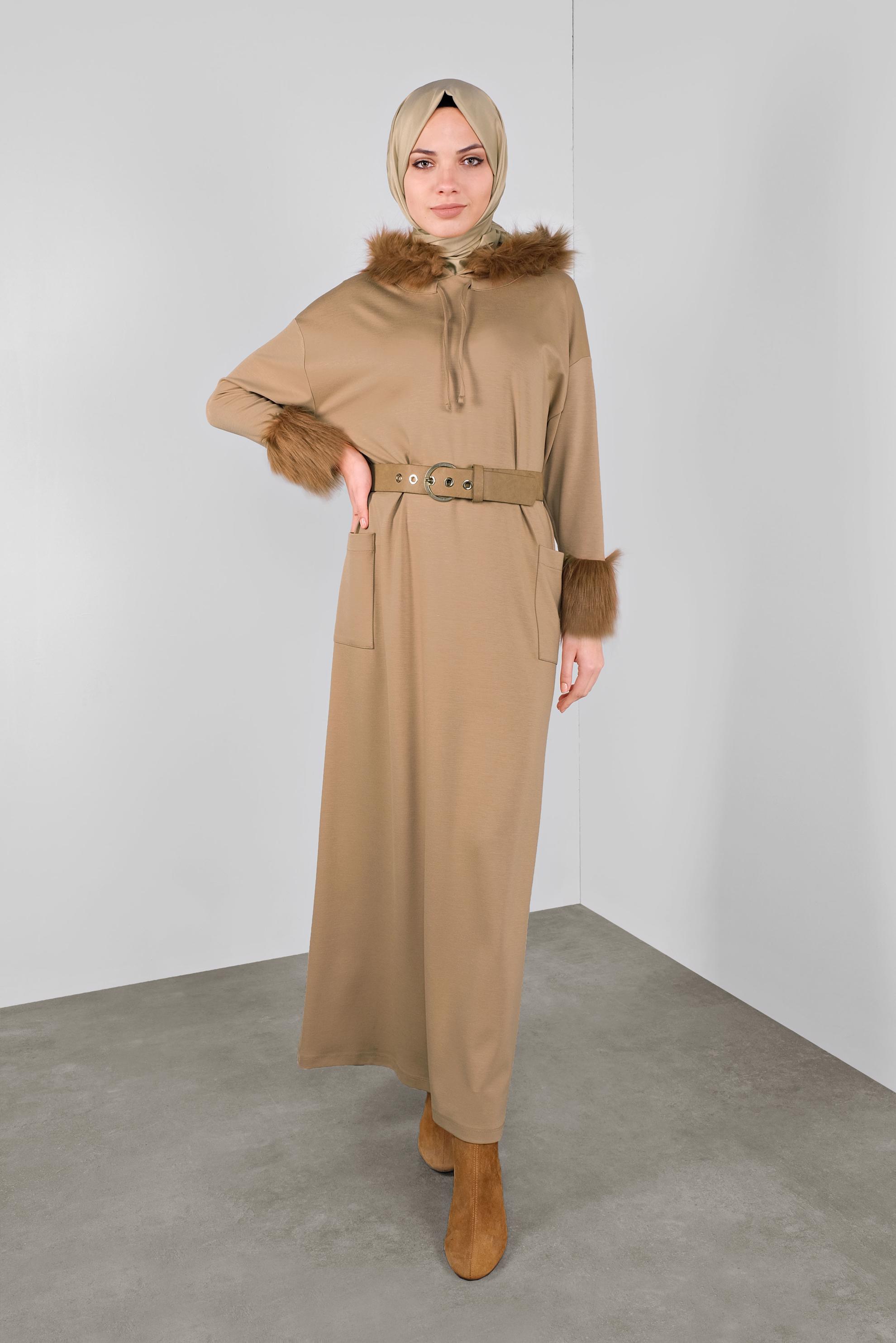 Tesettür giyim BEJ KAPÜŞONLU KÜRK DETAYLI ELBİSE 40412 