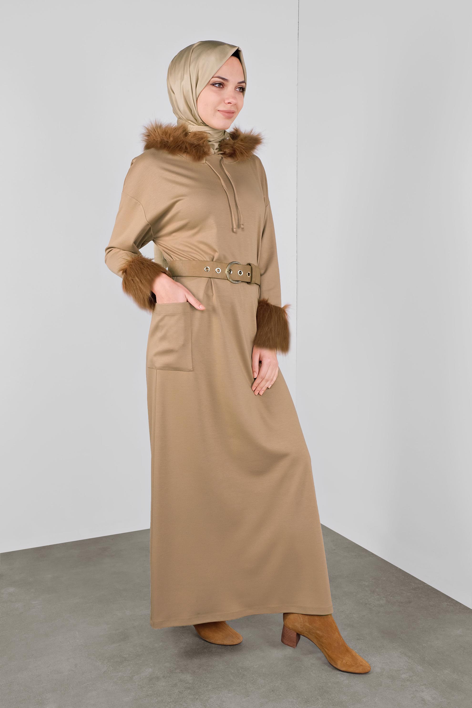 Tesettür giyim BEJ KAPÜŞONLU KÜRK DETAYLI ELBİSE 40412 