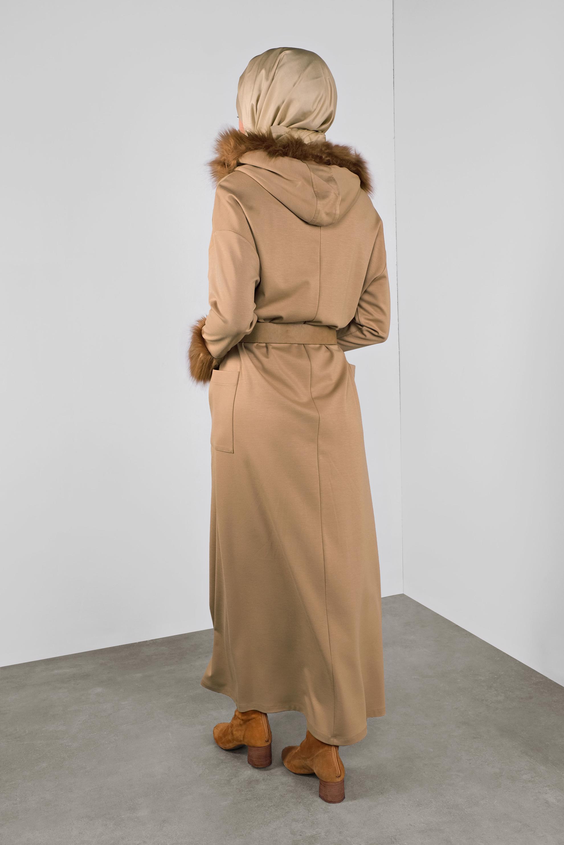 Tesettür giyim BEJ KAPÜŞONLU KÜRK DETAYLI ELBİSE 40412 