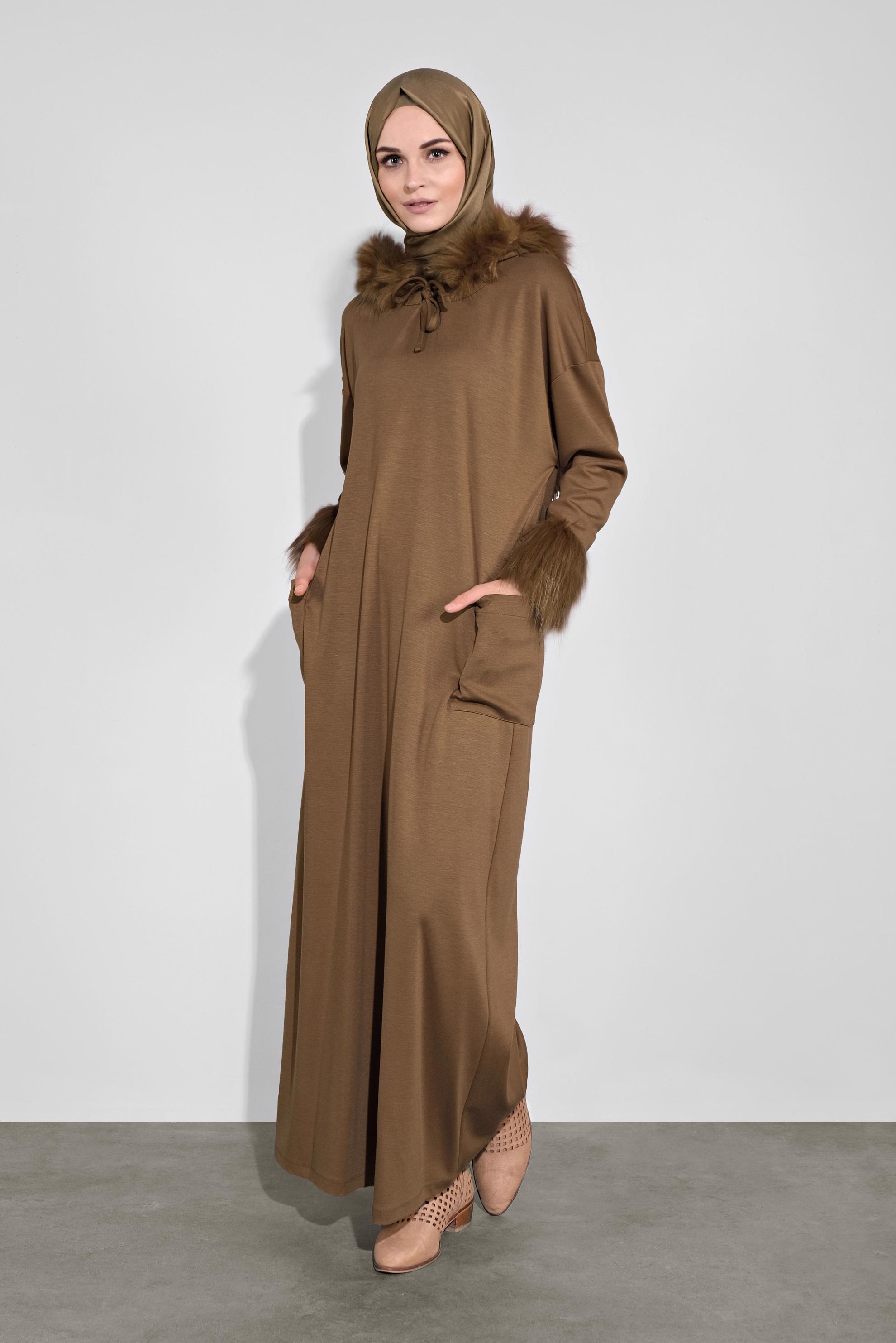 Tesettür giyim KAHVE KAPÜŞONLU KÜRK DETAYLI ELBİSE 40412 