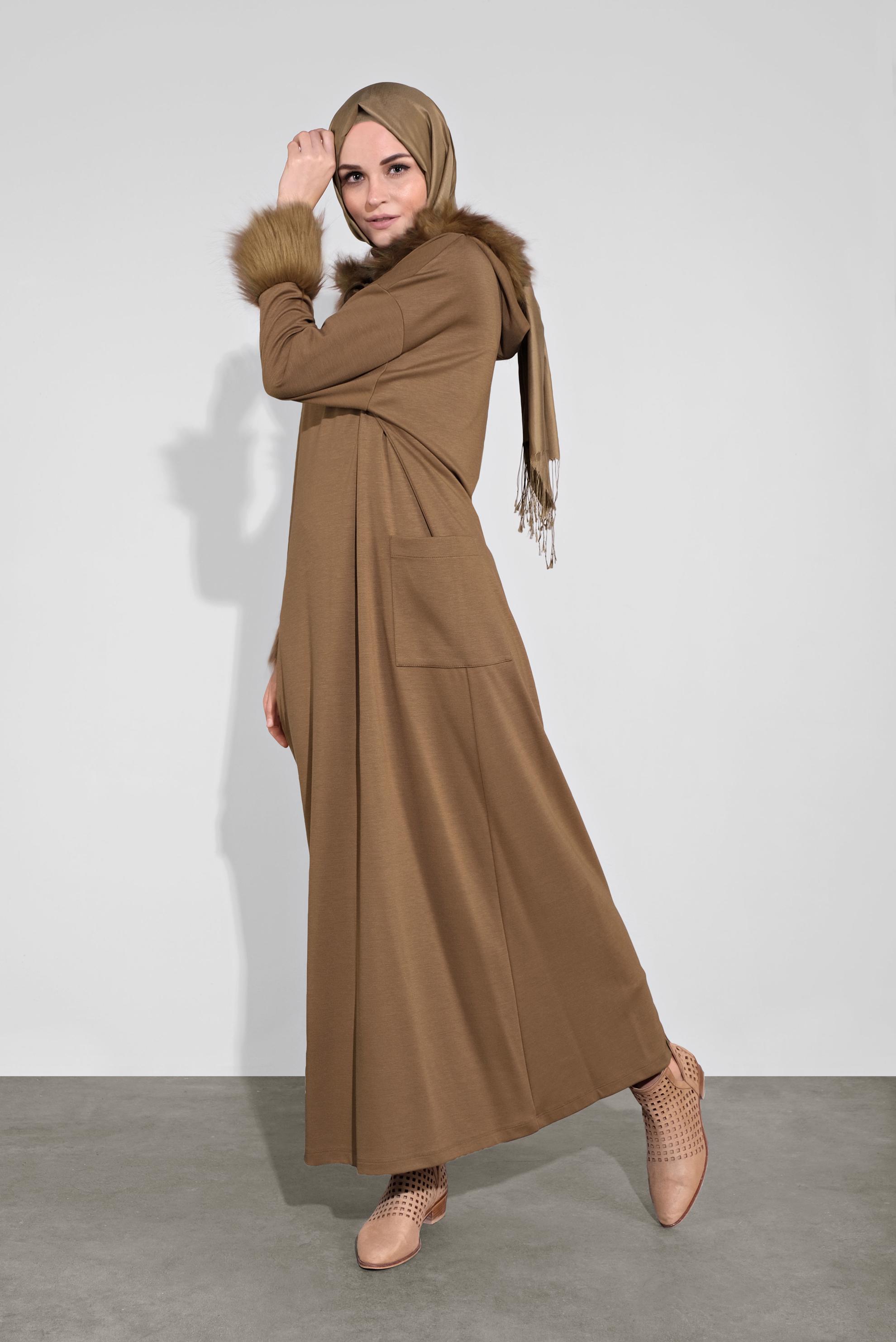 Tesettür giyim KAHVE KAPÜŞONLU KÜRK DETAYLI ELBİSE 40412 