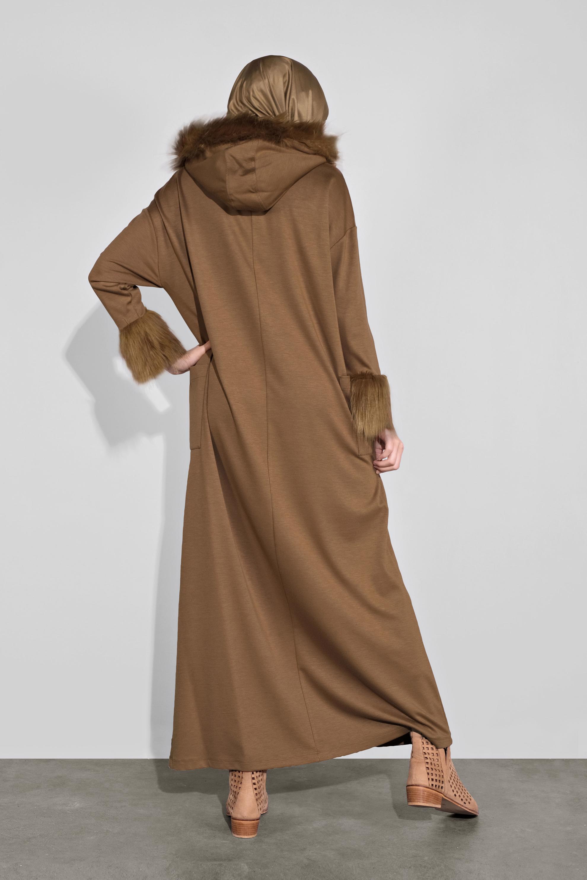 Tesettür giyim KAHVE KAPÜŞONLU KÜRK DETAYLI ELBİSE 40412 