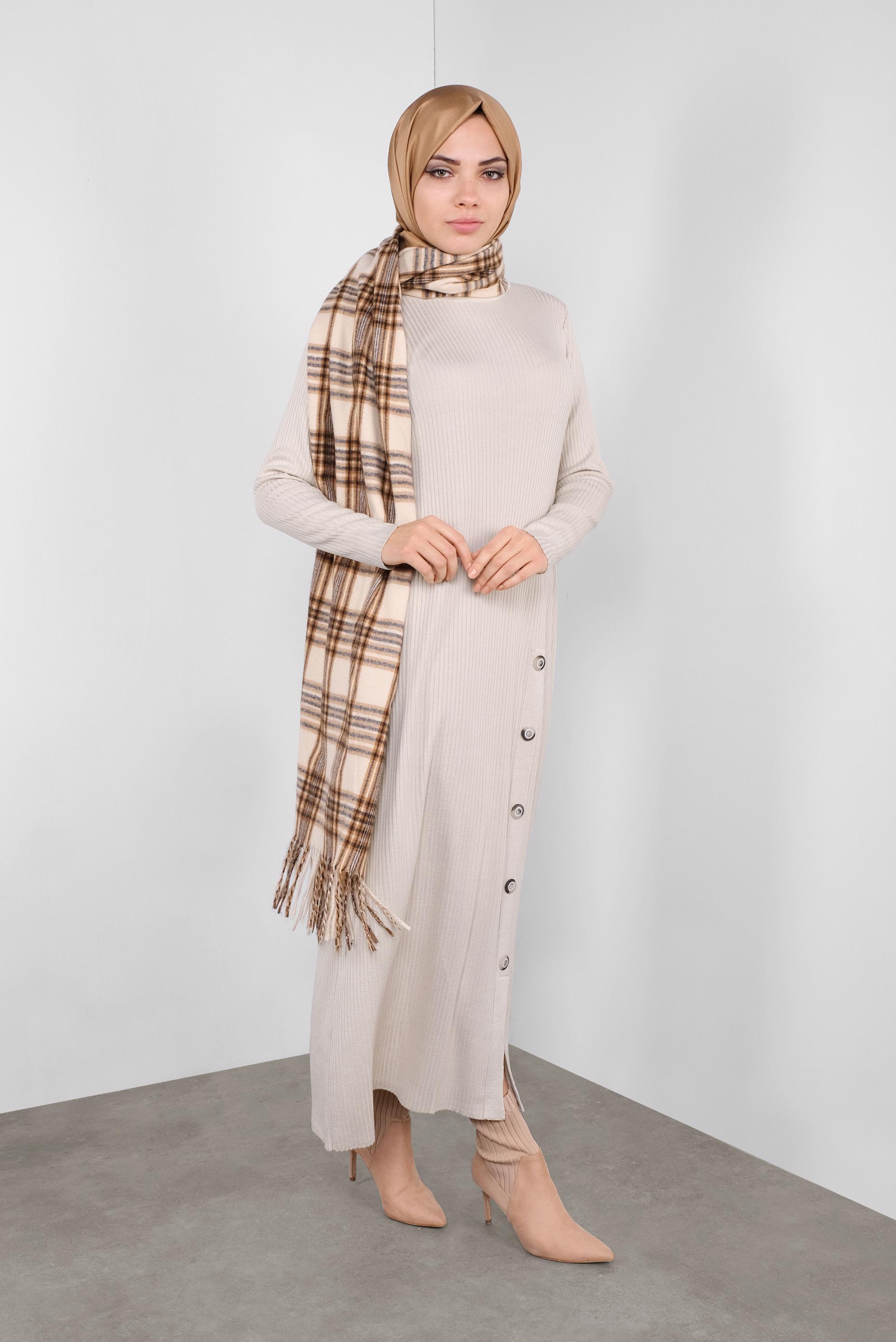 Tesettür giyim BEJ DÜĞME DETAYLI TRİKO ELBİSE 41032 