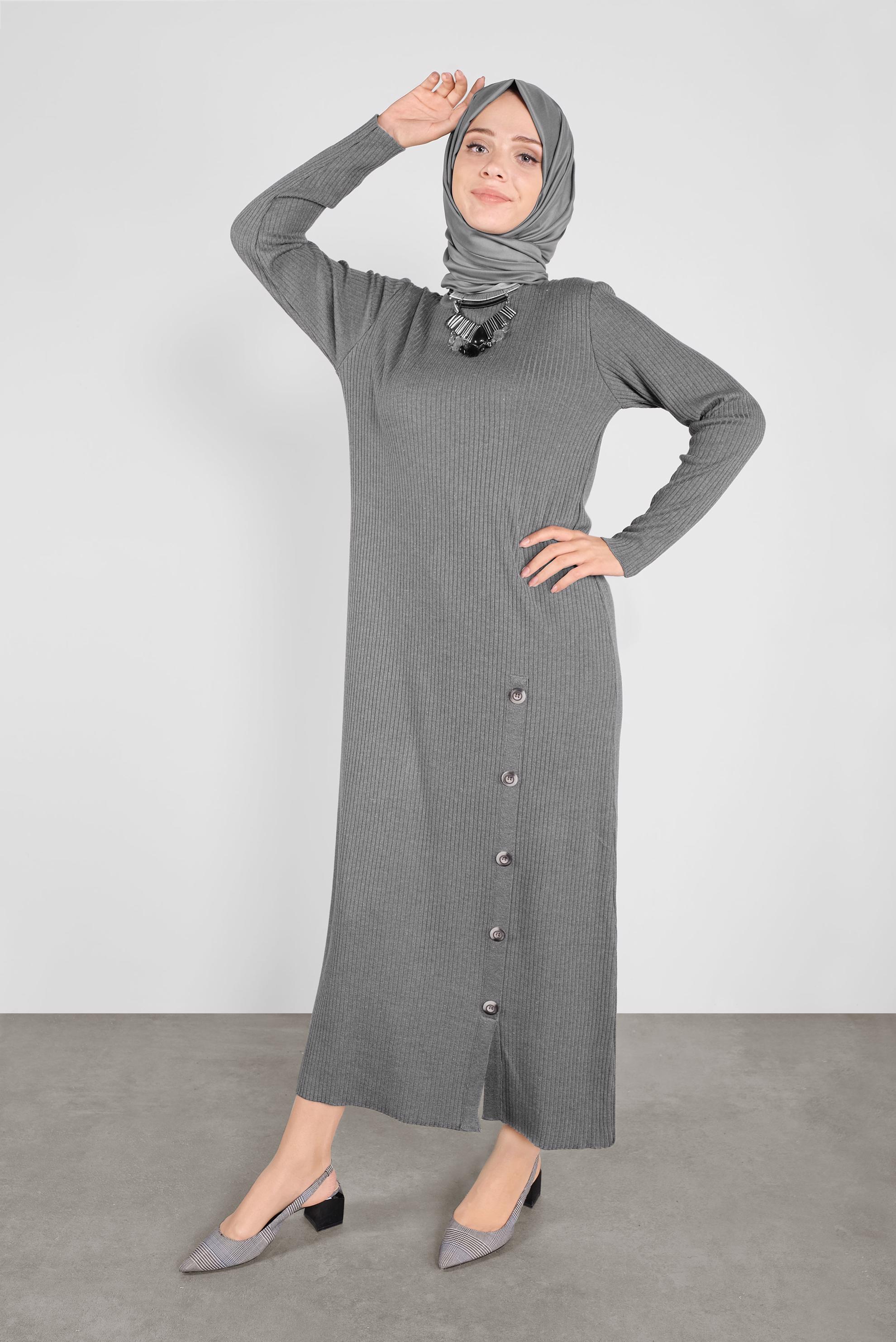 Tesettür giyim GRİ DÜĞME DETAYLI TRİKO ELBİSE 41032 