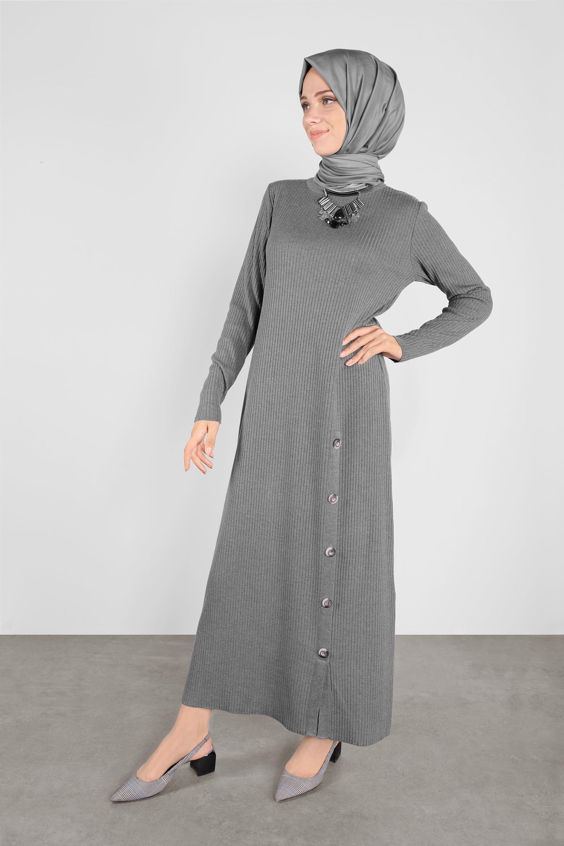 Tesettür giyim GRİ DÜĞME DETAYLI TRİKO ELBİSE 41032 