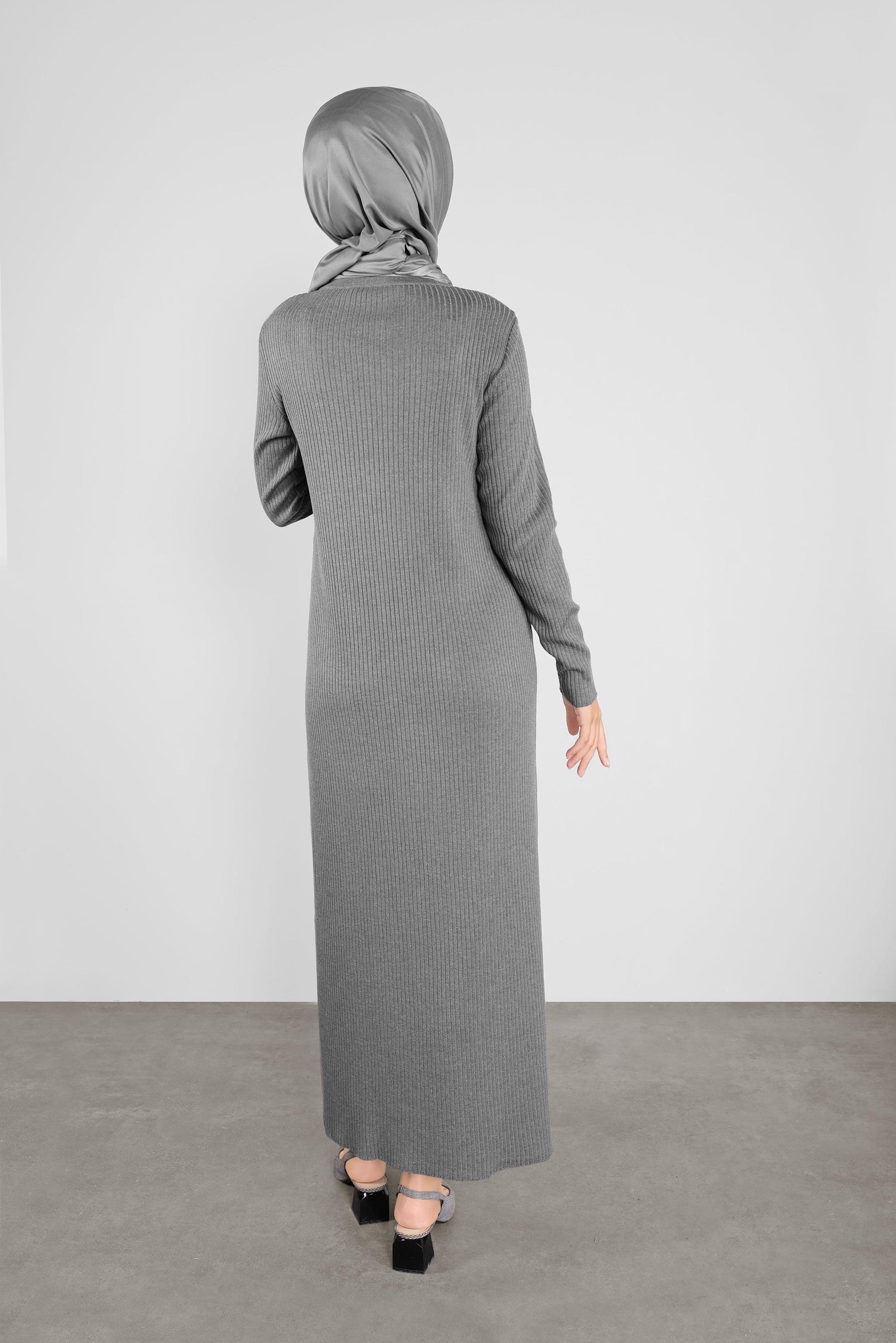 Tesettür giyim GRİ DÜĞME DETAYLI TRİKO ELBİSE 41032 