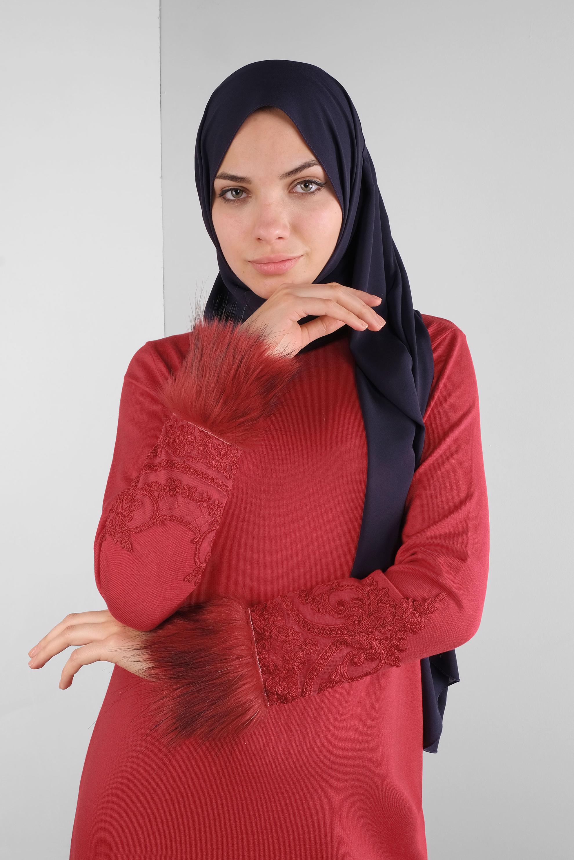 Tesettür giyim KIRMIZI KÜRKLÜ NAKIŞLI TRİKO ELBİSE  41034 