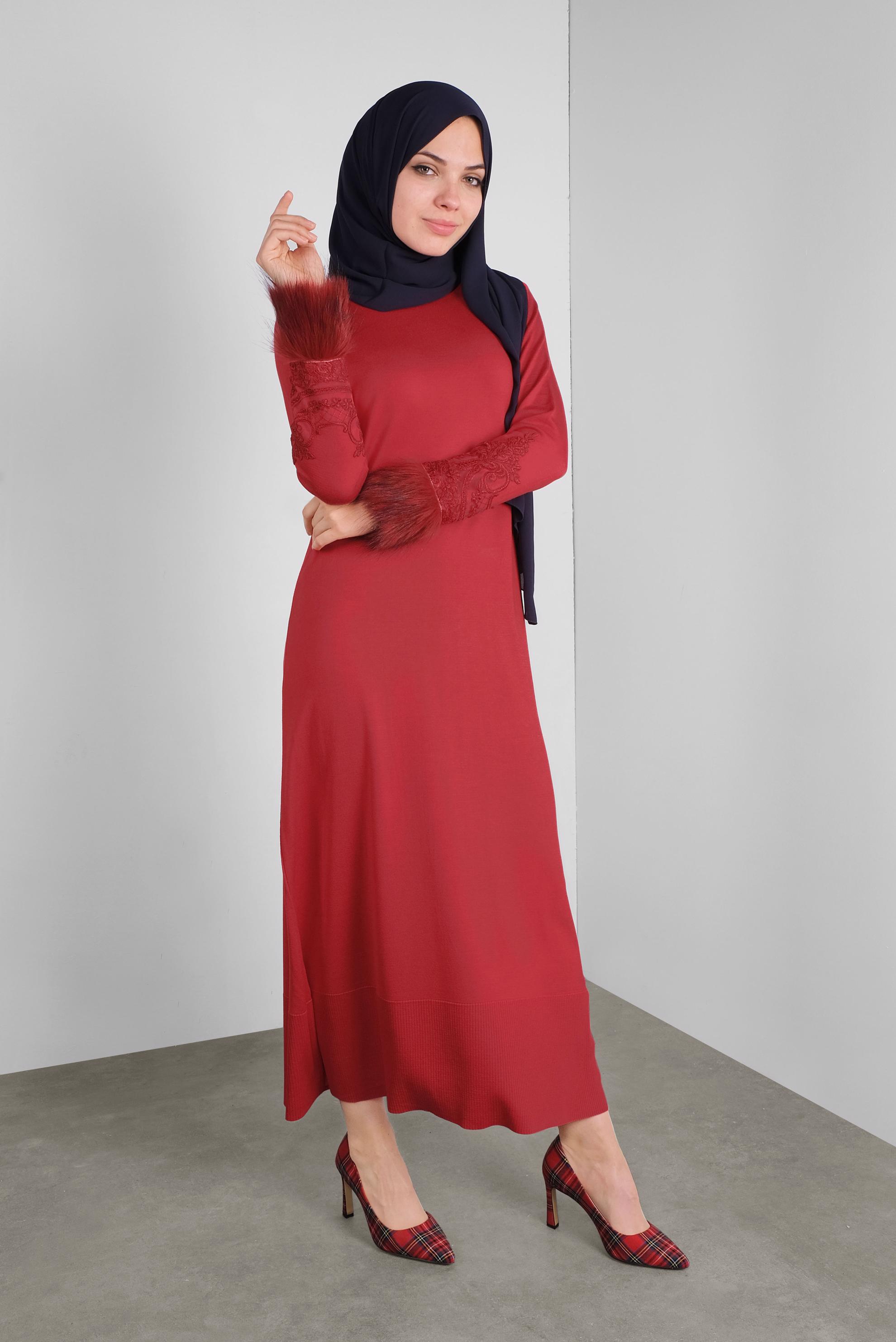 Tesettür giyim KIRMIZI KÜRKLÜ NAKIŞLI TRİKO ELBİSE  41034 
