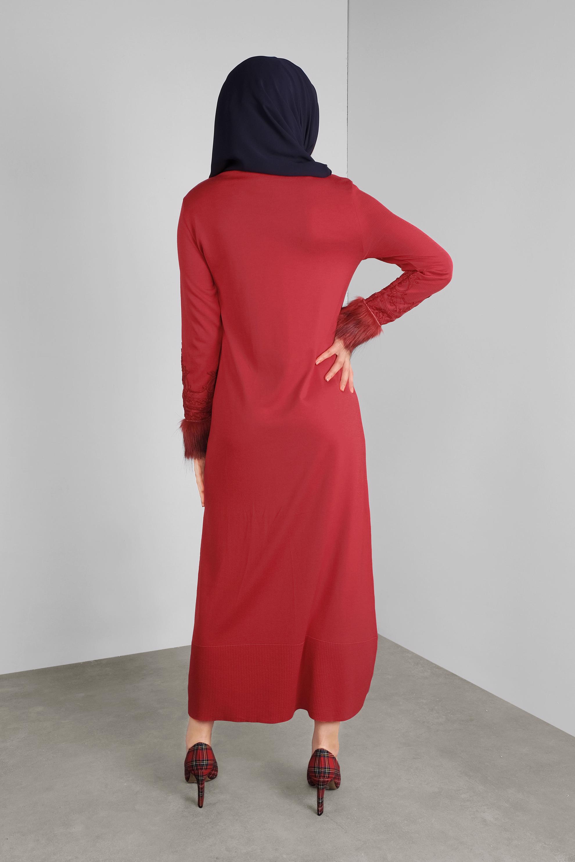 Tesettür giyim KIRMIZI KÜRKLÜ NAKIŞLI TRİKO ELBİSE  41034 