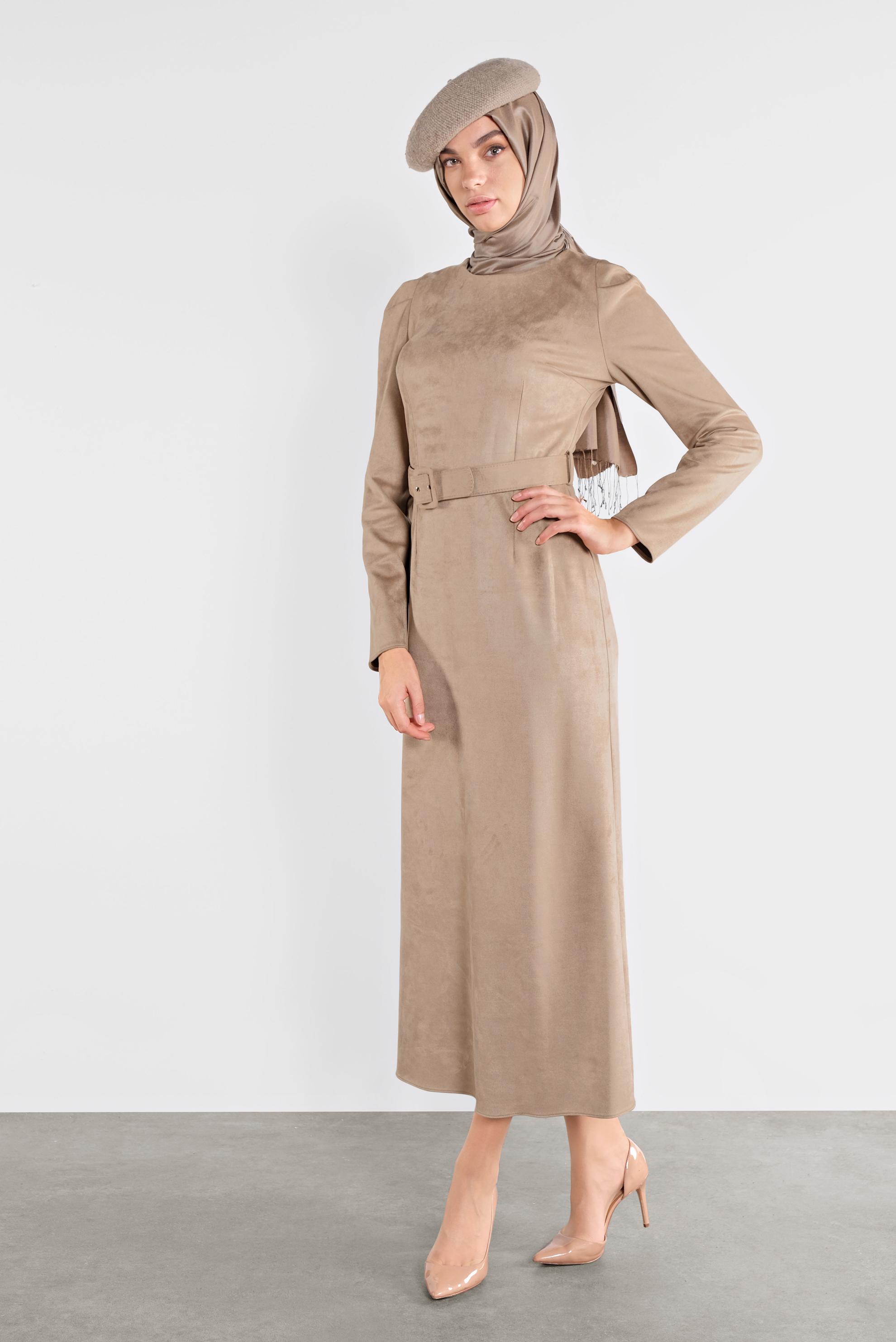 Tesettür giyim BEJ SÜET KEMERLİ ELBİSE 41143
