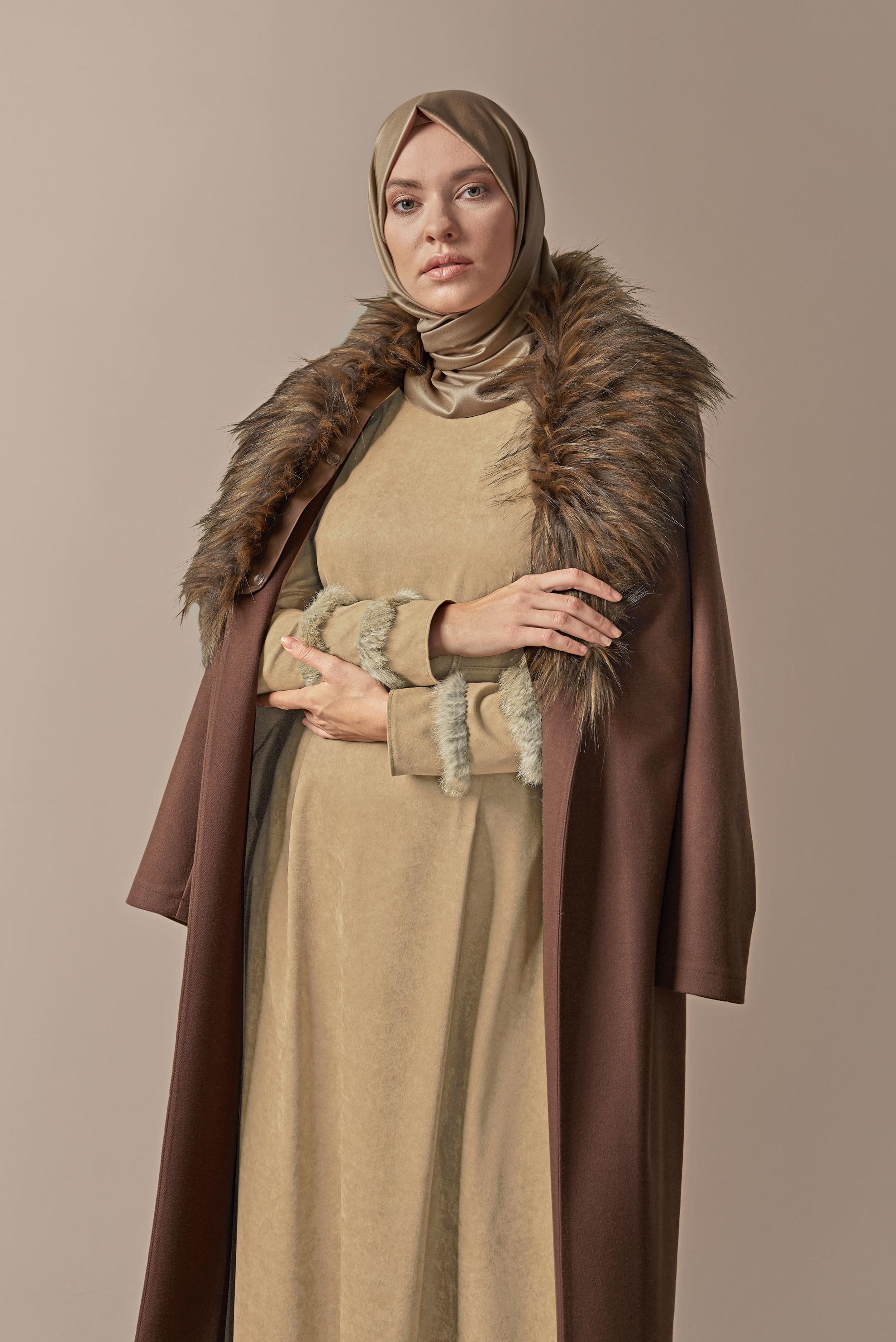 Tesettür giyim BEJ KOLLARI TÜY DETAYLI SÜET ELBİSE 41183