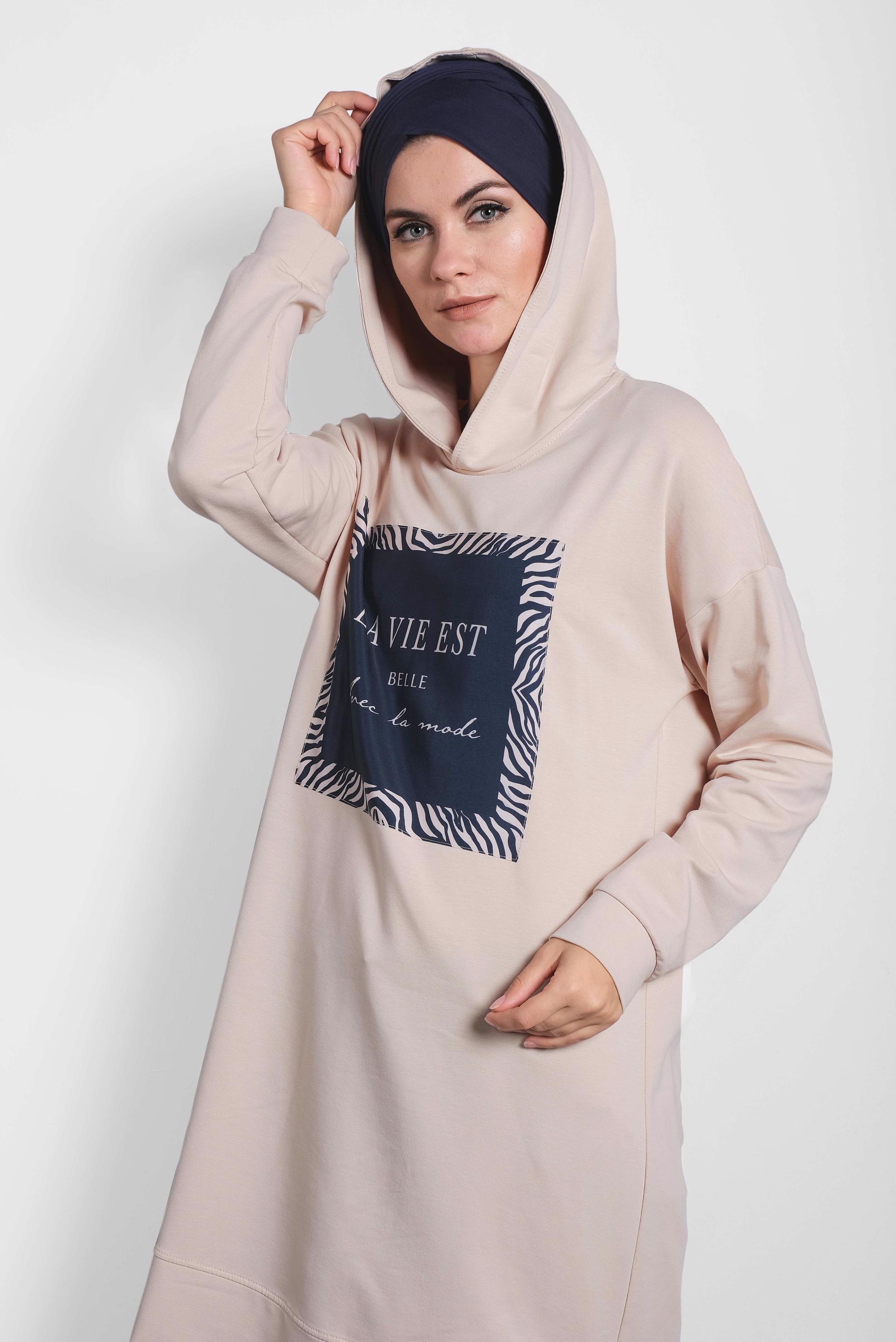 Tesettür giyim BEJ ÖNÜ BASKILI KAPÜŞONLU  EŞOFMAN TUNİK 40163 