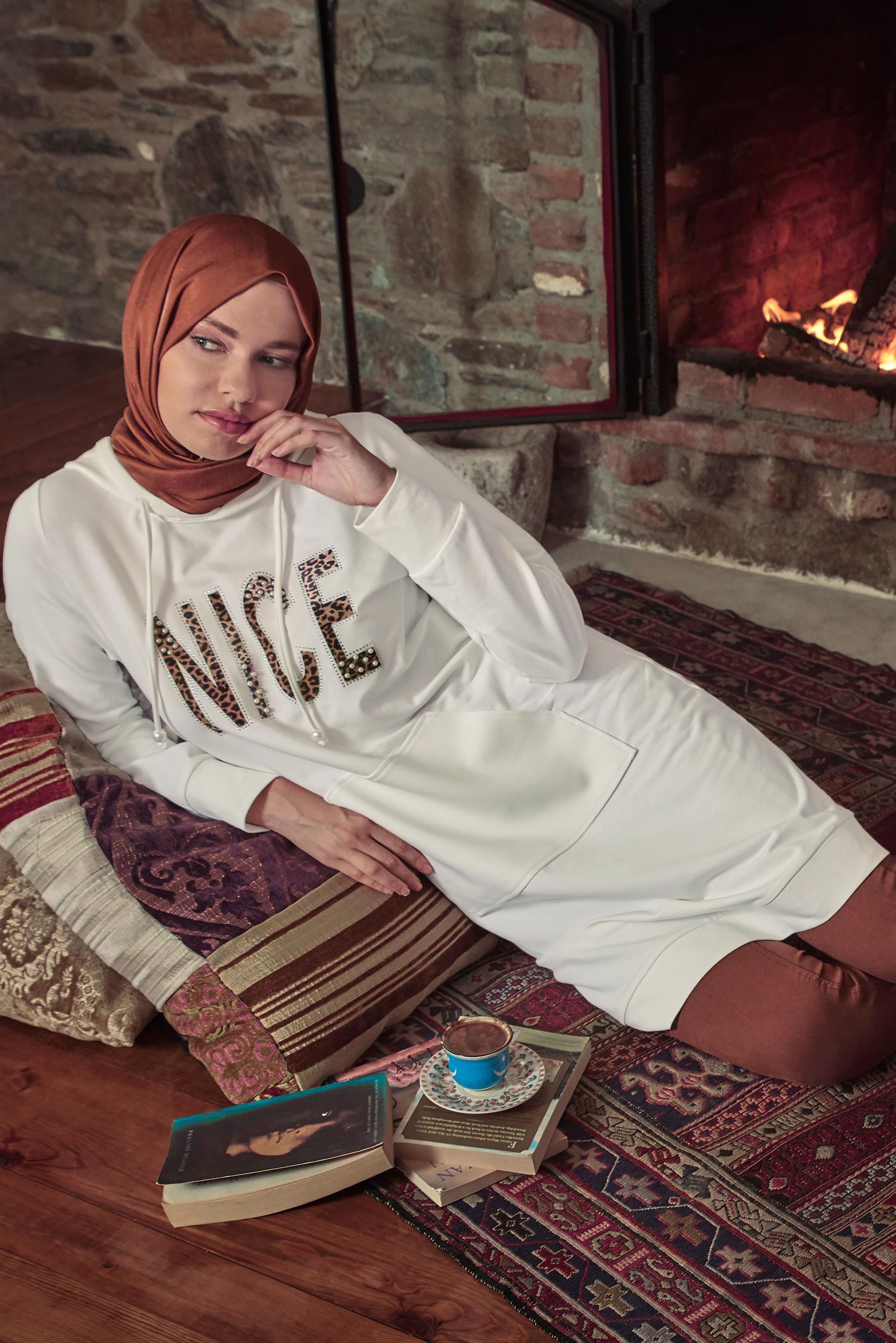 Tesettür giyim BEYAZ KAPÜŞONLU EŞOFMAN TUNİK 41102 