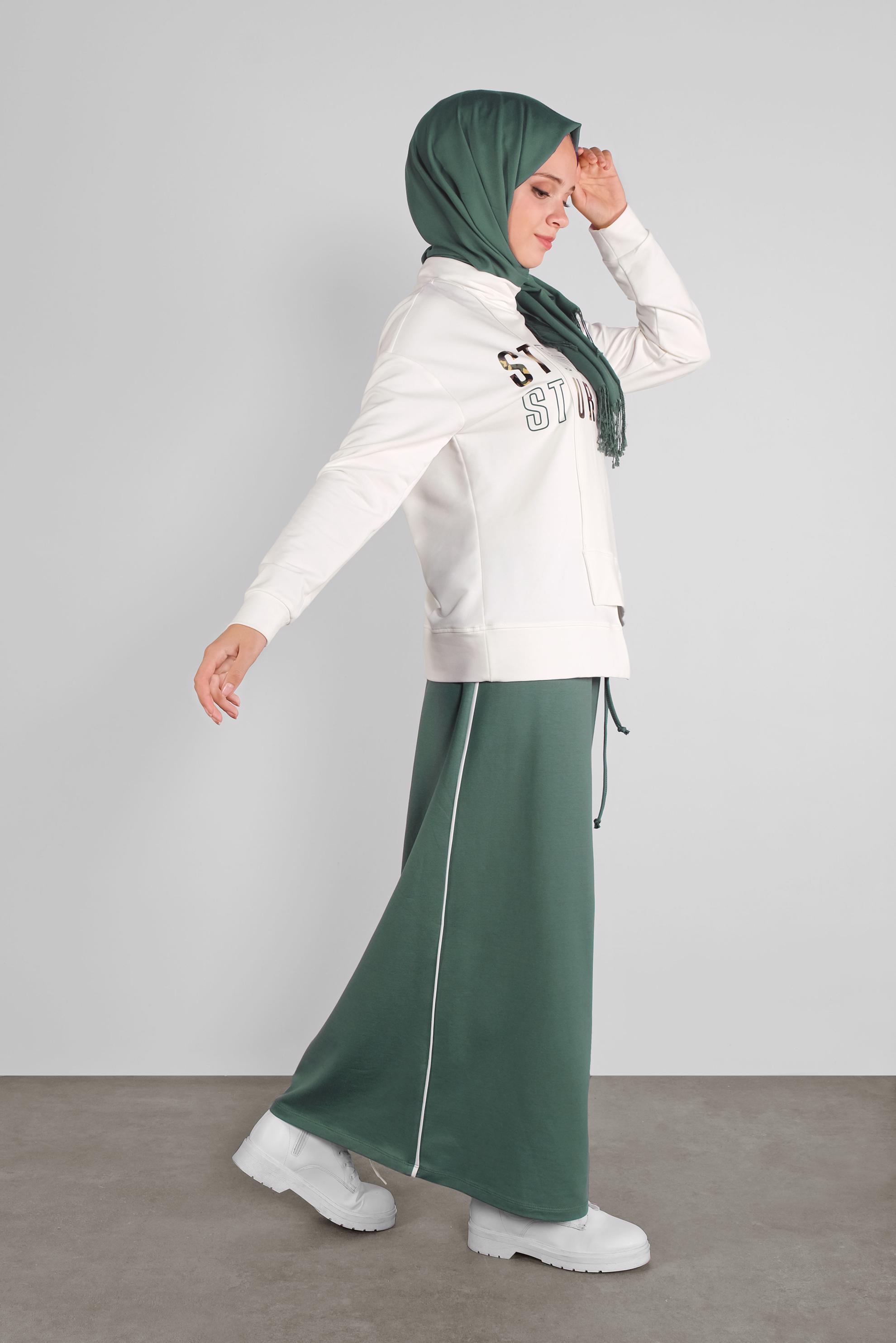 Tesettür giyim YEŞİL ASİMETRİK KESİM YAZI BASKILI İKİLİ ETEKLİ EŞOFMAN TAKIM 41203