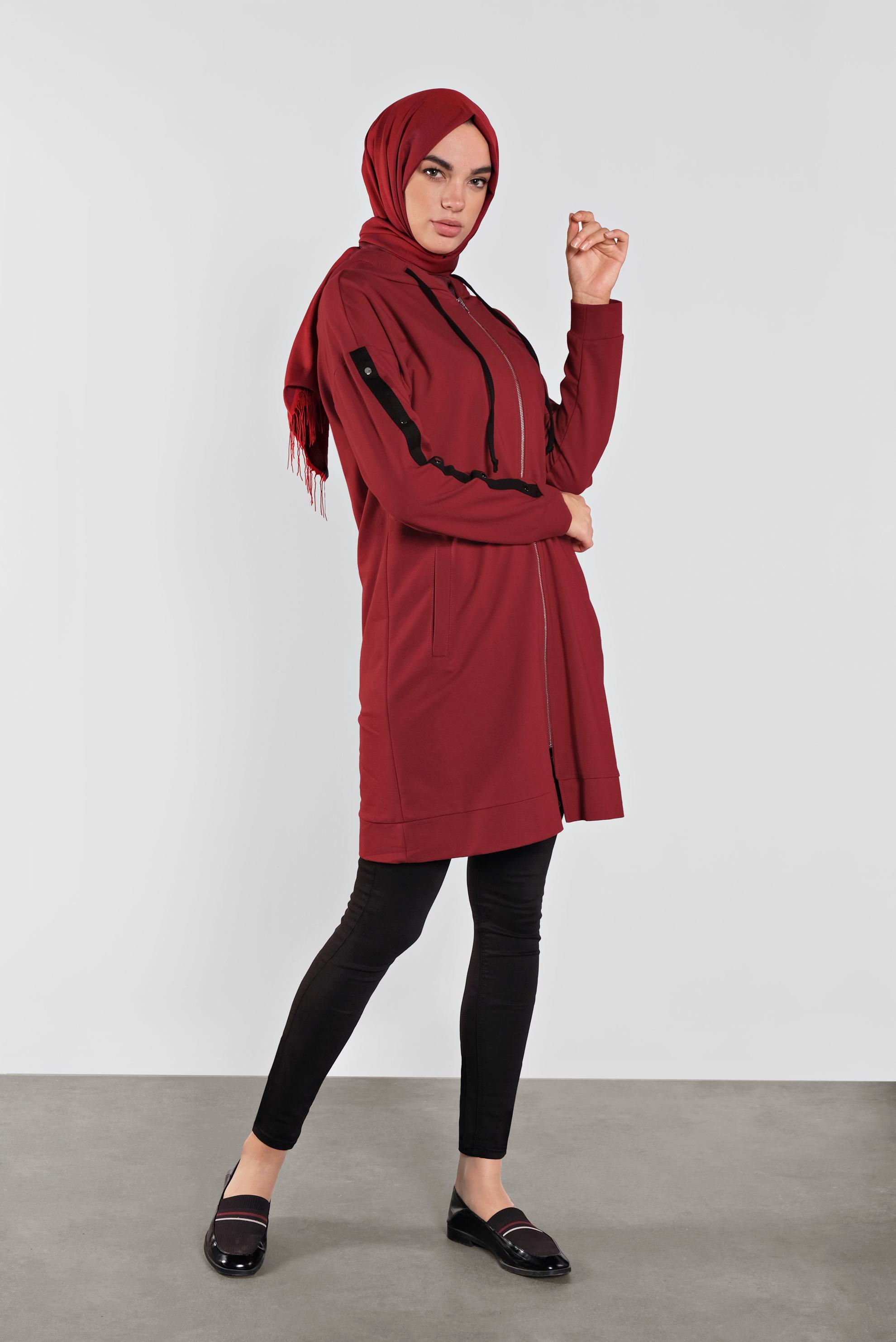 Tesettür giyim KIRMIZI NAKIŞ VE ŞERİT DETAYLI PAMUKLU EŞOFMAN TUNİK 41274