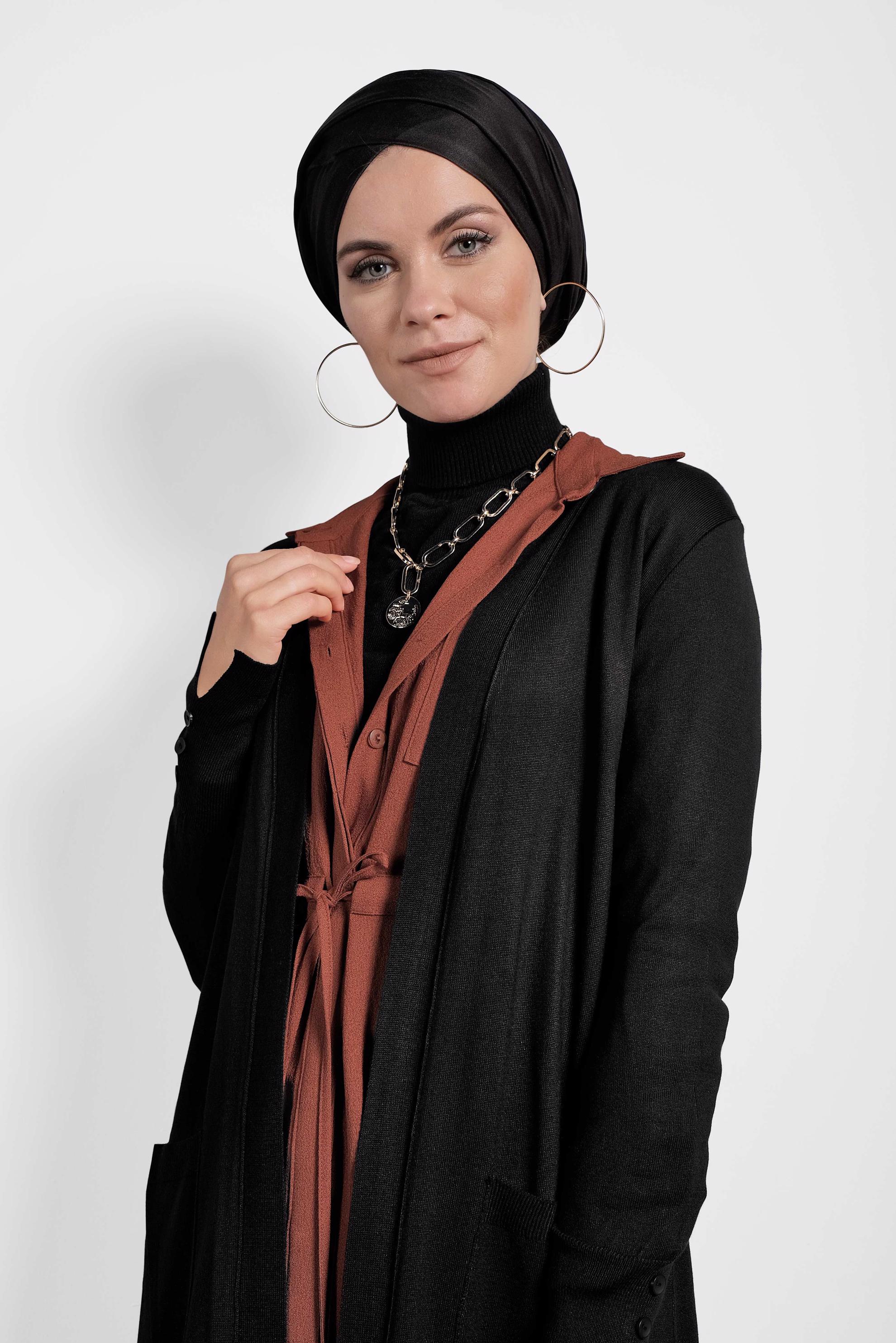 Tesettür giyim SİYAH MANŞETLERİ DÜĞMELİ CEPLİ TRİKO HIRKA 40044 