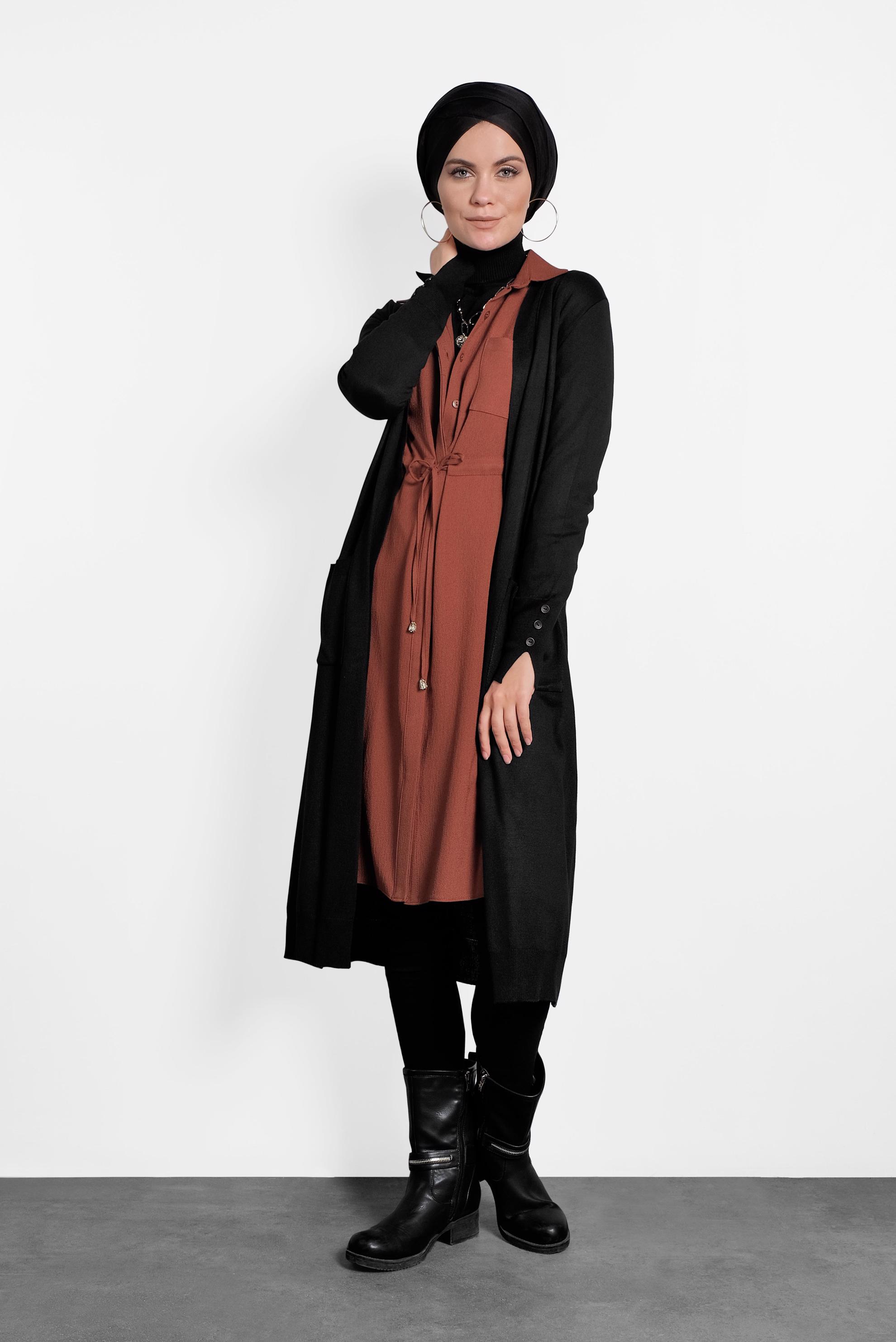 Tesettür giyim SİYAH MANŞETLERİ DÜĞMELİ CEPLİ TRİKO HIRKA 40044 