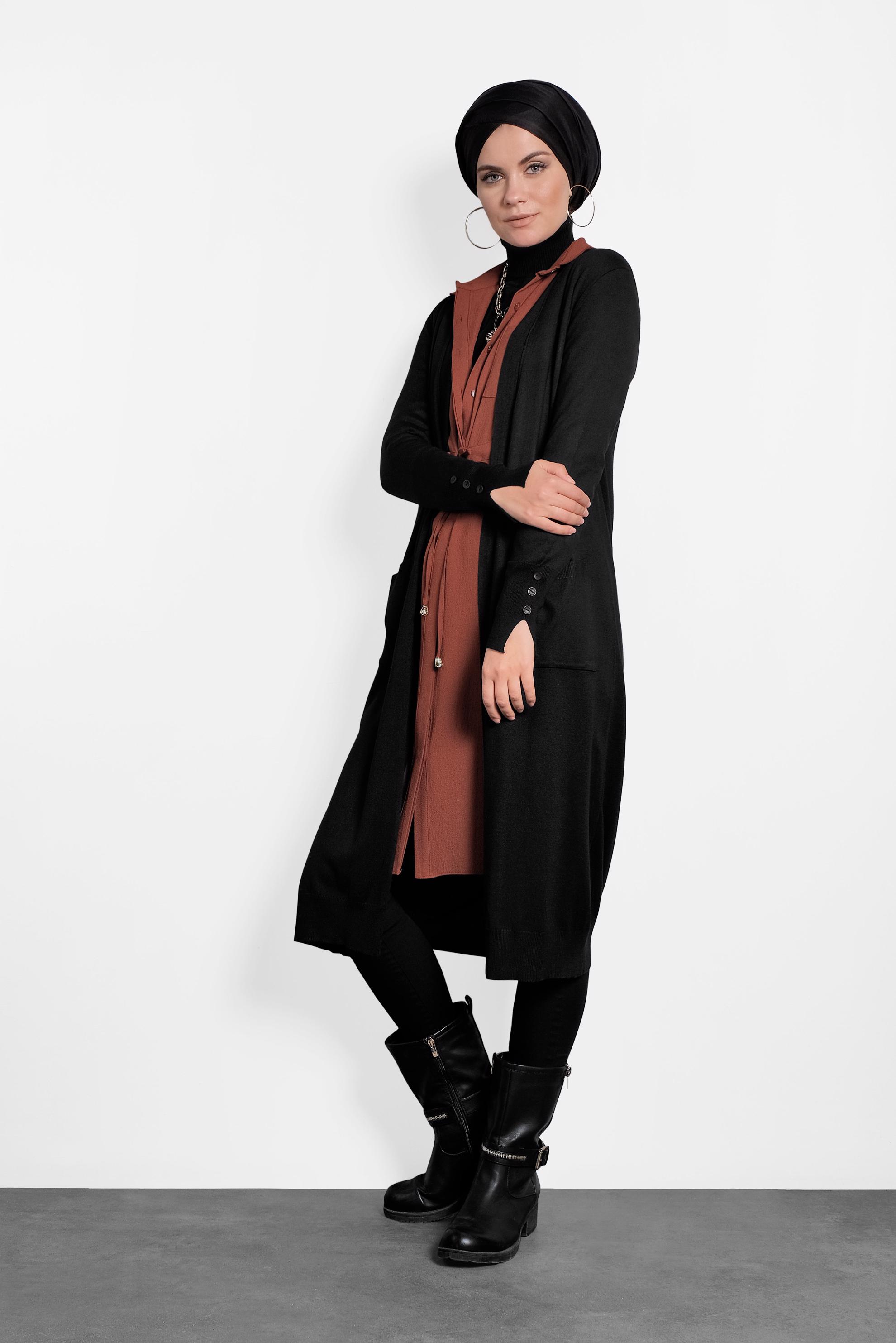 Tesettür giyim SİYAH MANŞETLERİ DÜĞMELİ CEPLİ TRİKO HIRKA 40044 