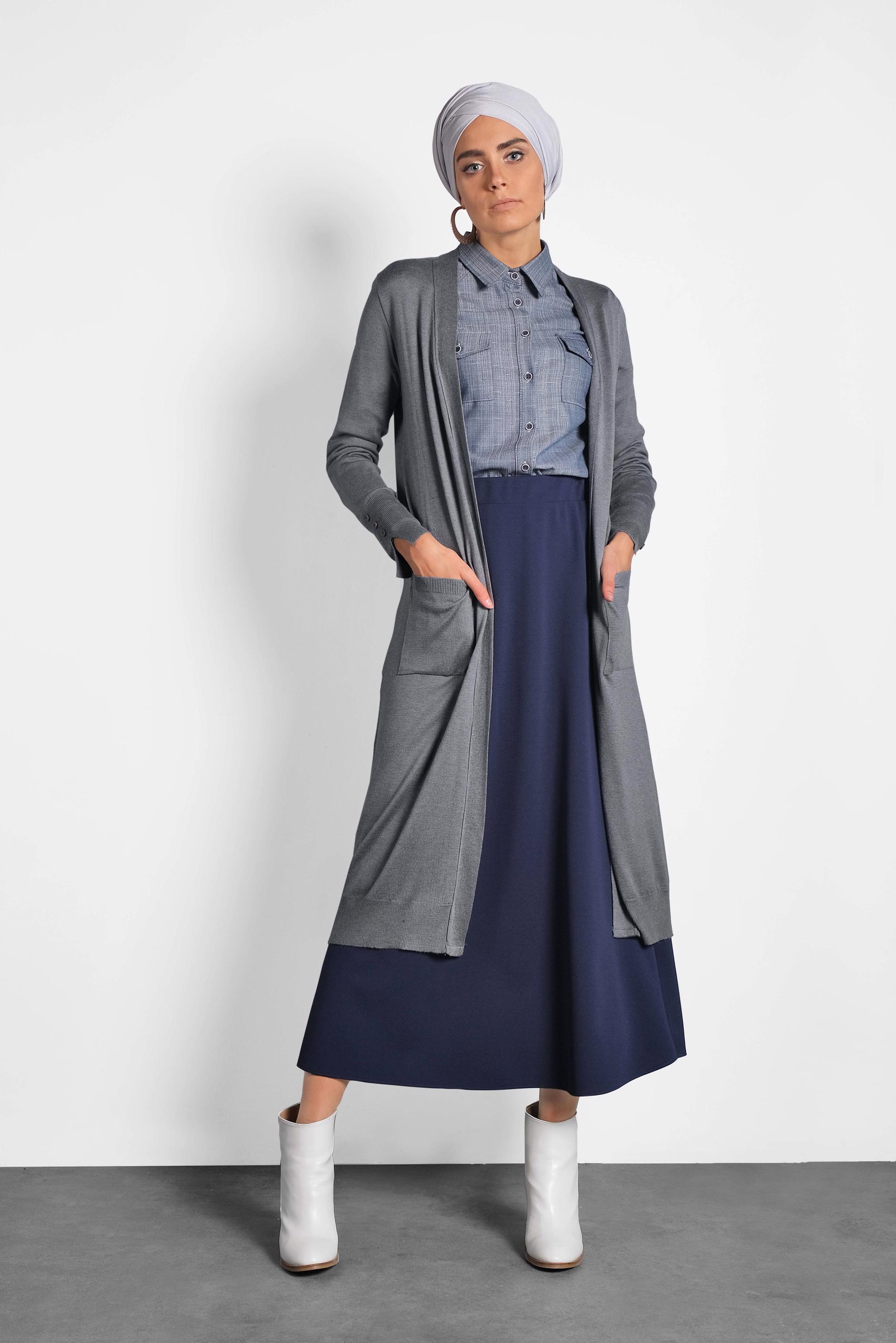 Tesettür giyim GRİ MANŞETLERİ DÜĞMELİ CEPLİ TRİKO HIRKA 40044 