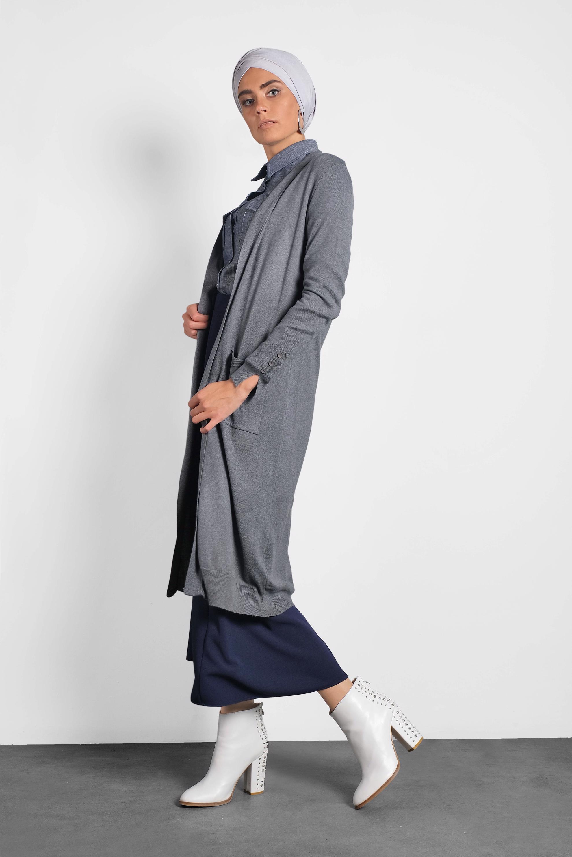 Tesettür giyim GRİ MANŞETLERİ DÜĞMELİ CEPLİ TRİKO HIRKA 40044 