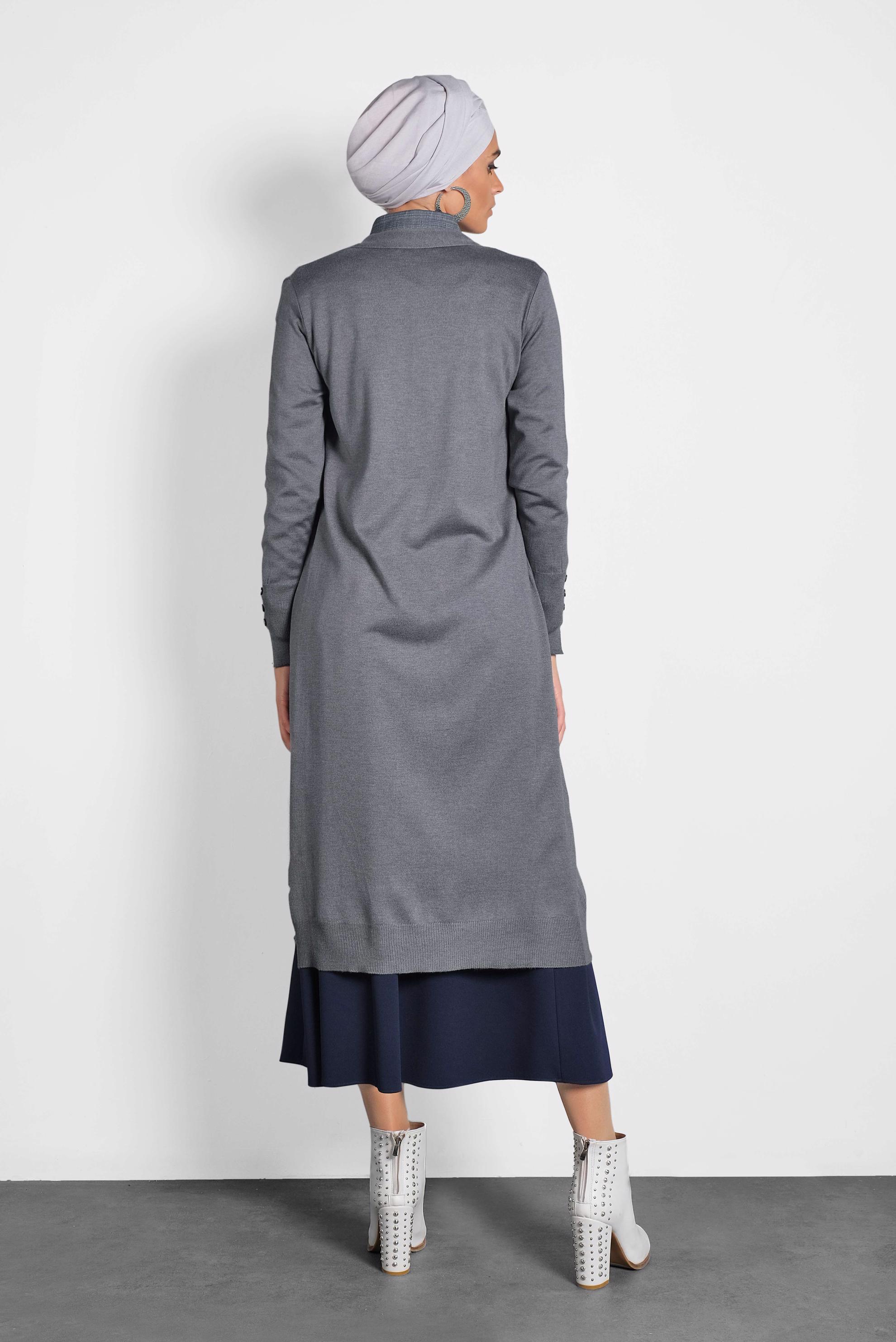 Tesettür giyim GRİ MANŞETLERİ DÜĞMELİ CEPLİ TRİKO HIRKA 40044 