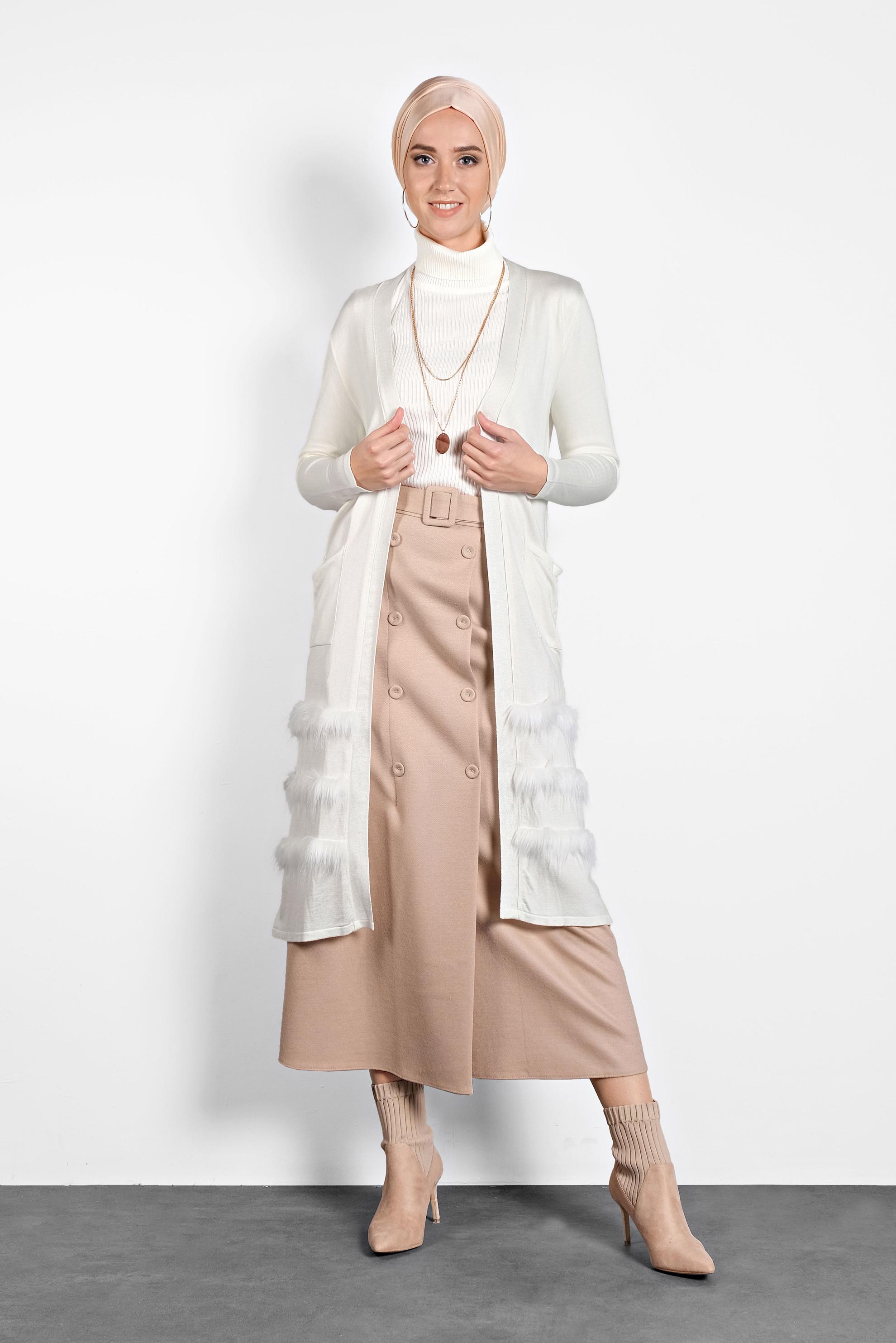 Tesettür giyim BEYAZ ETEĞİ KÜRKLÜ TRİKO HIRKA 40045