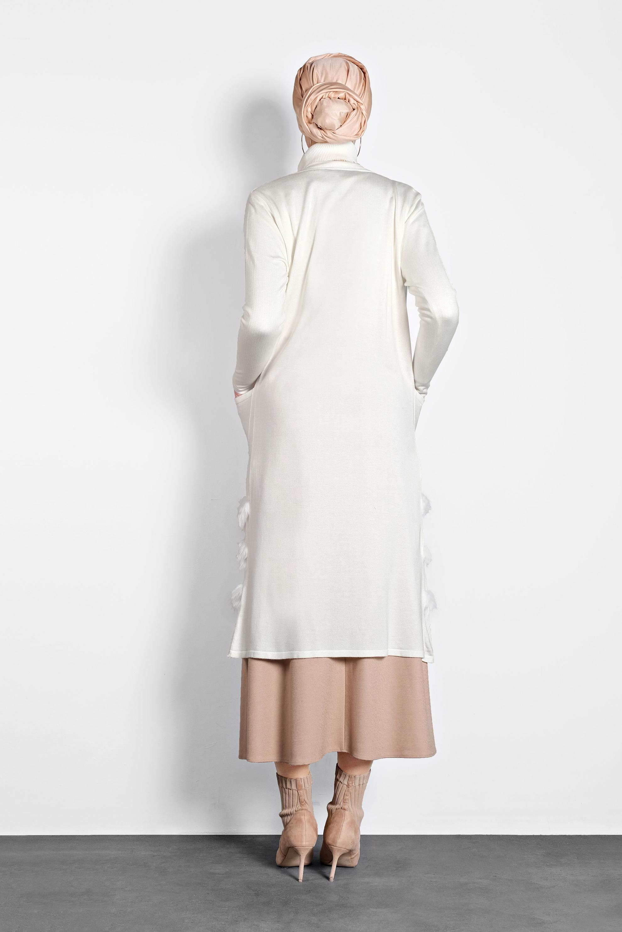 Tesettür giyim BEYAZ ETEĞİ KÜRKLÜ TRİKO HIRKA 40045