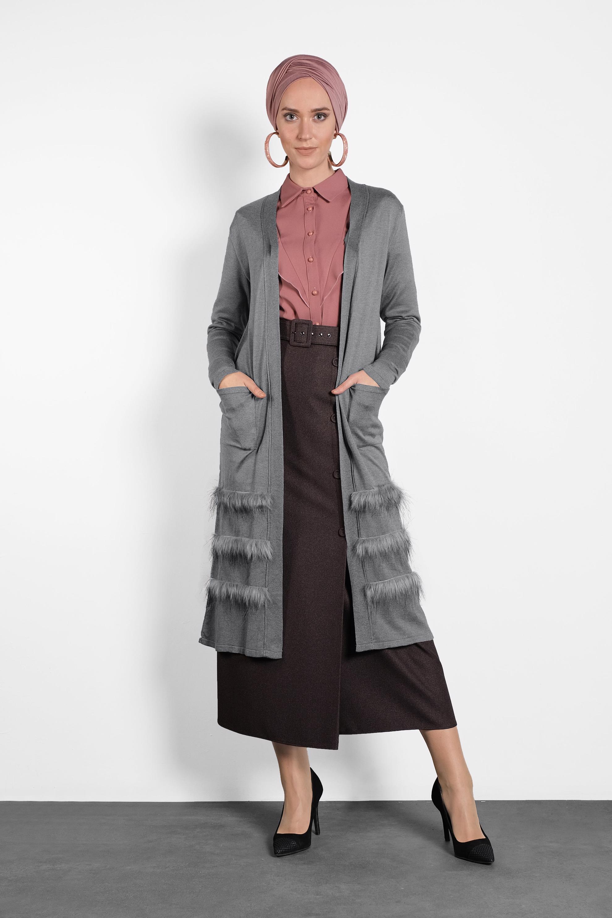 Tesettür giyim GRİ ETEĞİ KÜRKLÜ TRİKO HIRKA 40045