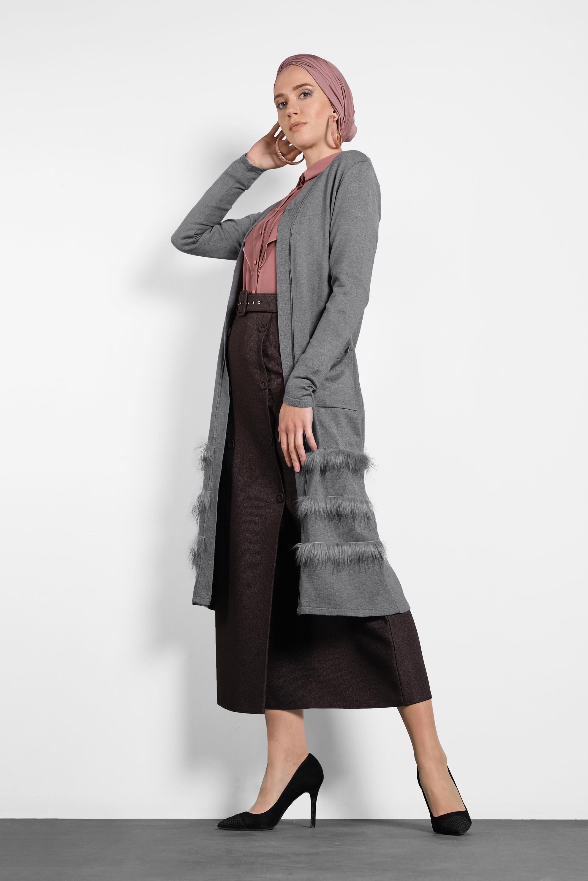 Tesettür giyim GRİ ETEĞİ KÜRKLÜ TRİKO HIRKA 40045