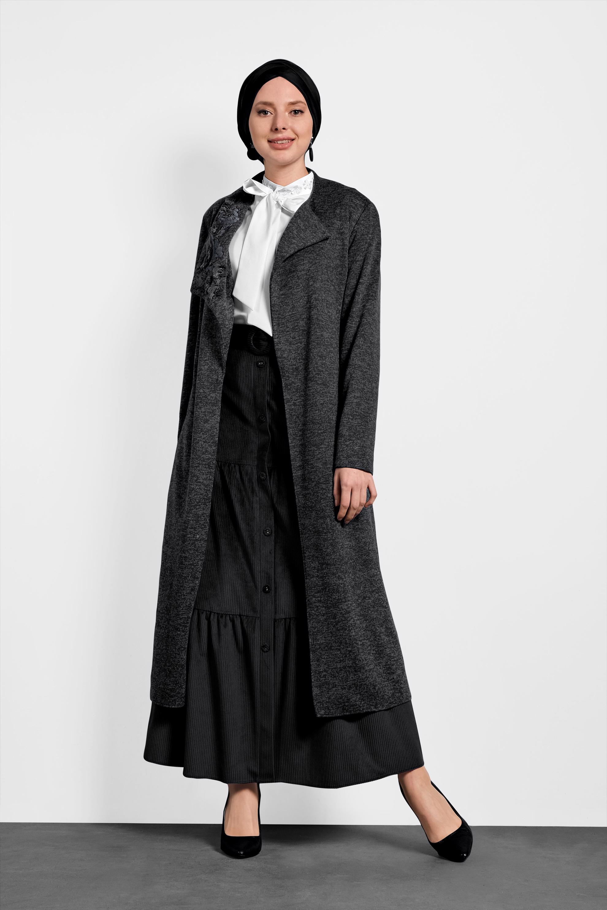 Tesettür giyim SİYAH YAKASI İŞLEMELİ KUŞAKLI HIRKA 40189 