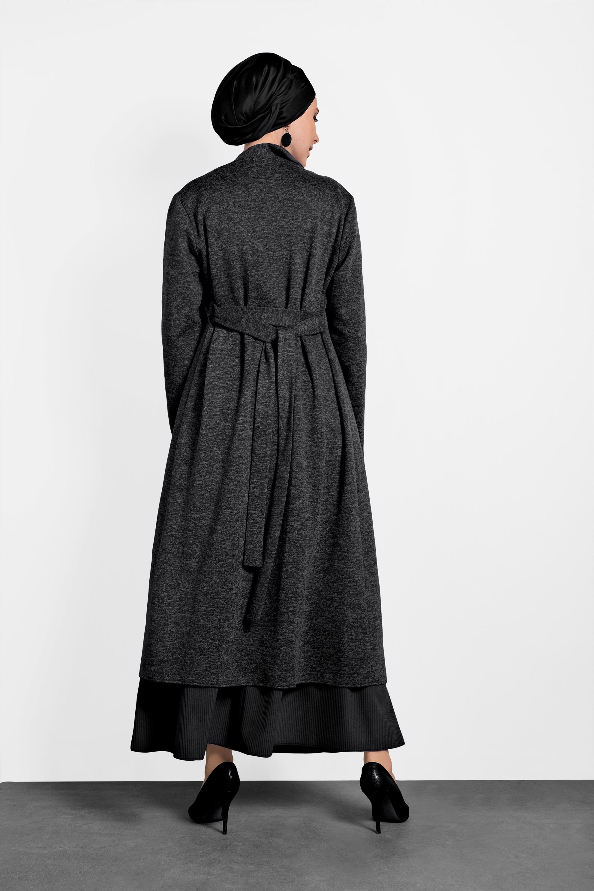 Tesettür giyim SİYAH YAKASI İŞLEMELİ KUŞAKLI HIRKA 40189 