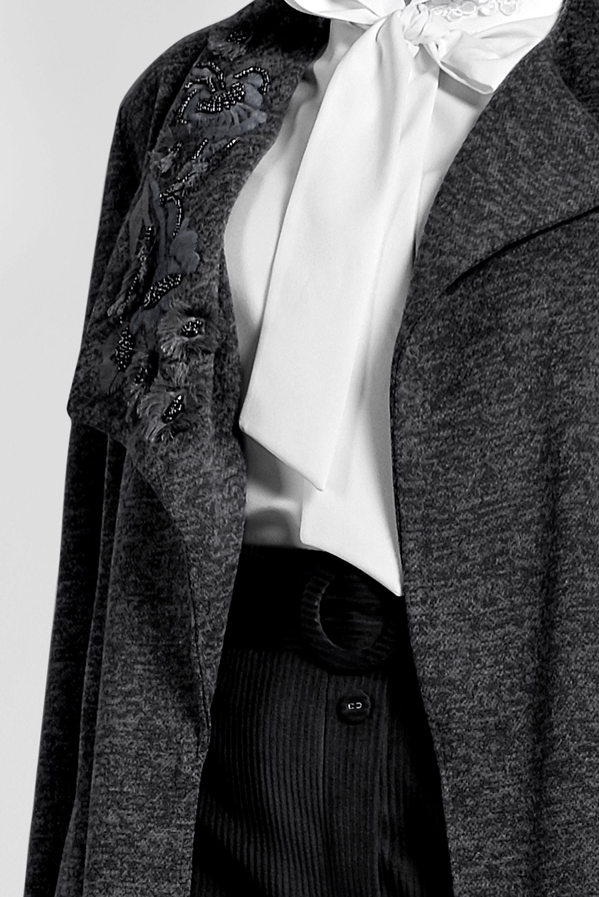 Tesettür giyim SİYAH YAKASI İŞLEMELİ KUŞAKLI HIRKA 40189 