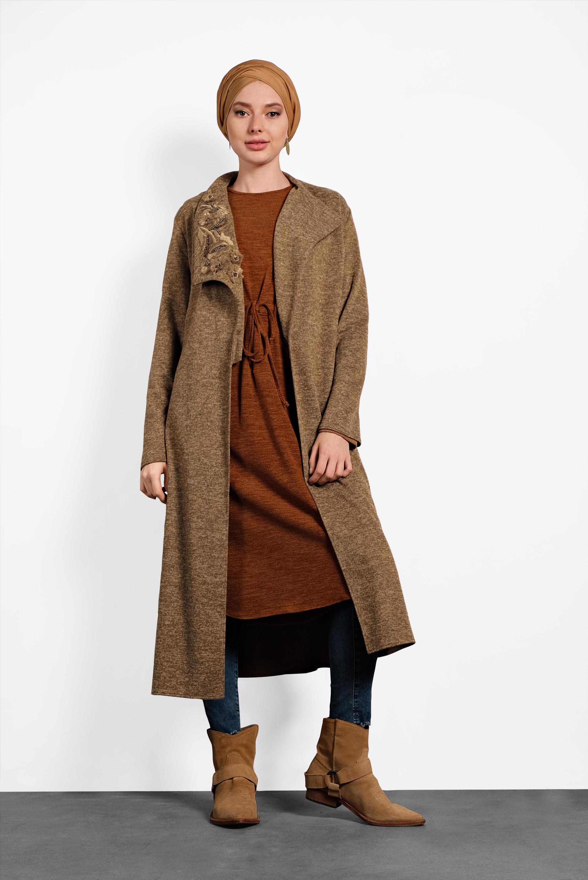 Tesettür giyim KAHVE YAKASI İŞLEMELİ KUŞAKLI HIRKA 40189 