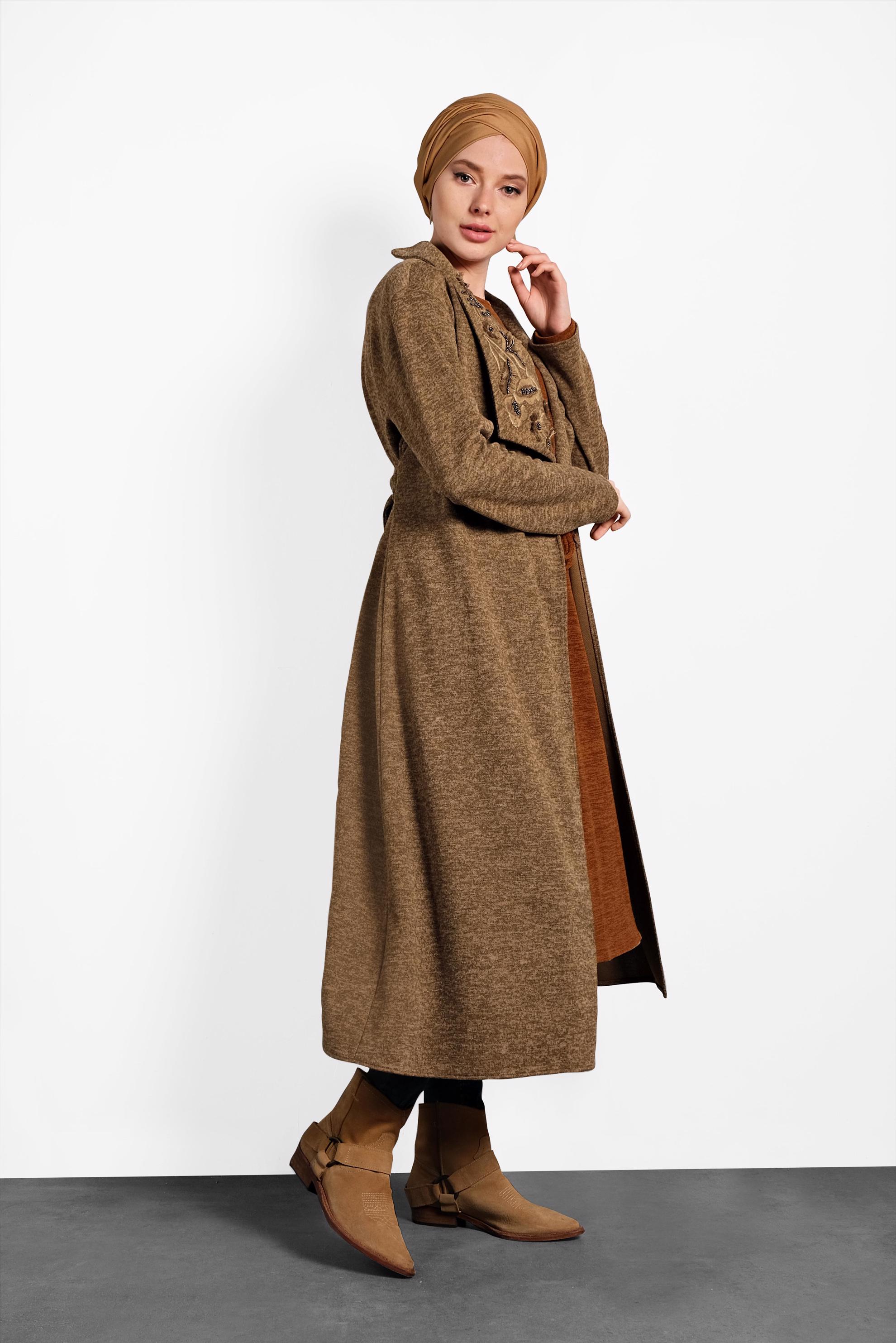 Tesettür giyim KAHVE YAKASI İŞLEMELİ KUŞAKLI HIRKA 40189 