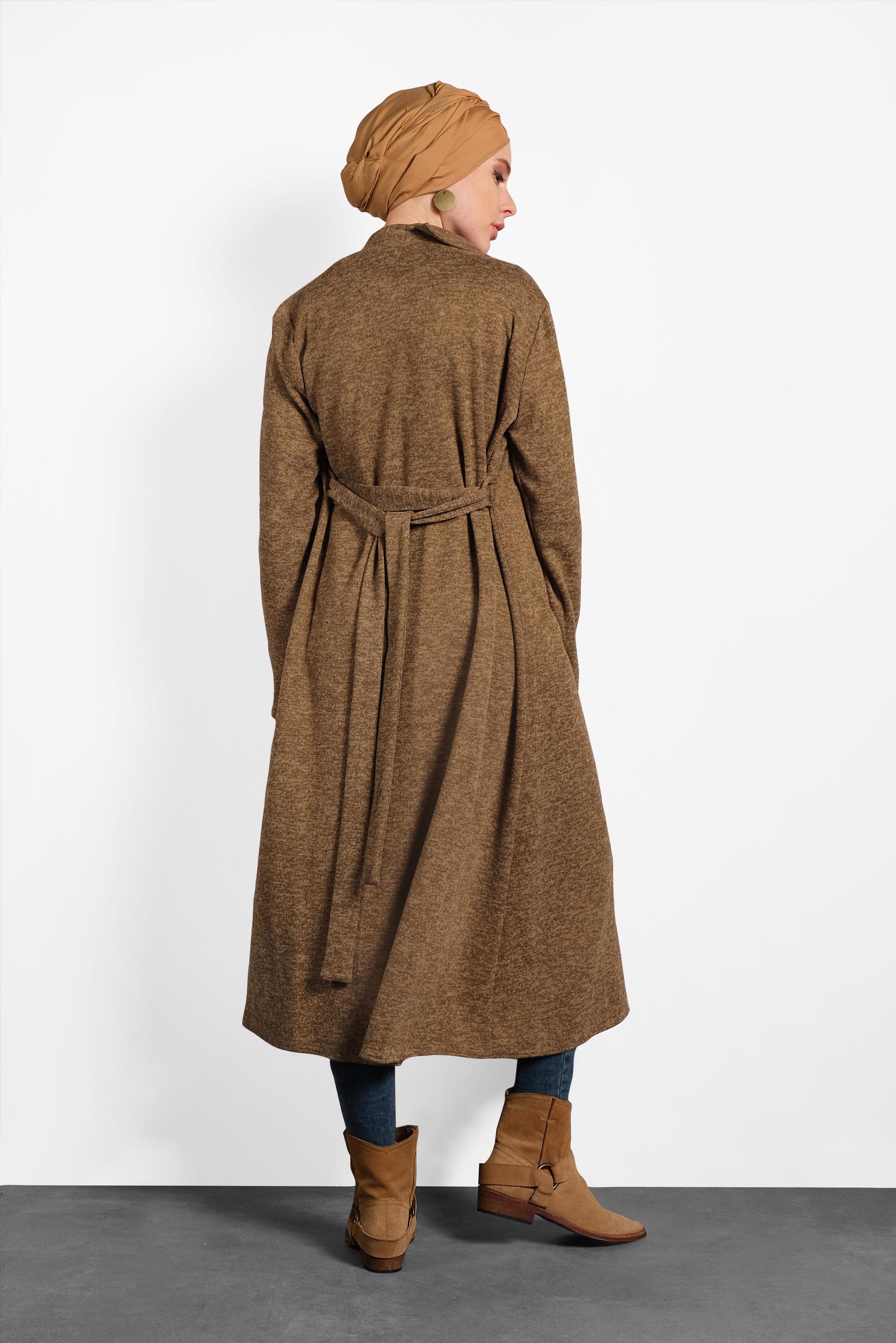 Tesettür giyim KAHVE YAKASI İŞLEMELİ KUŞAKLI HIRKA 40189 