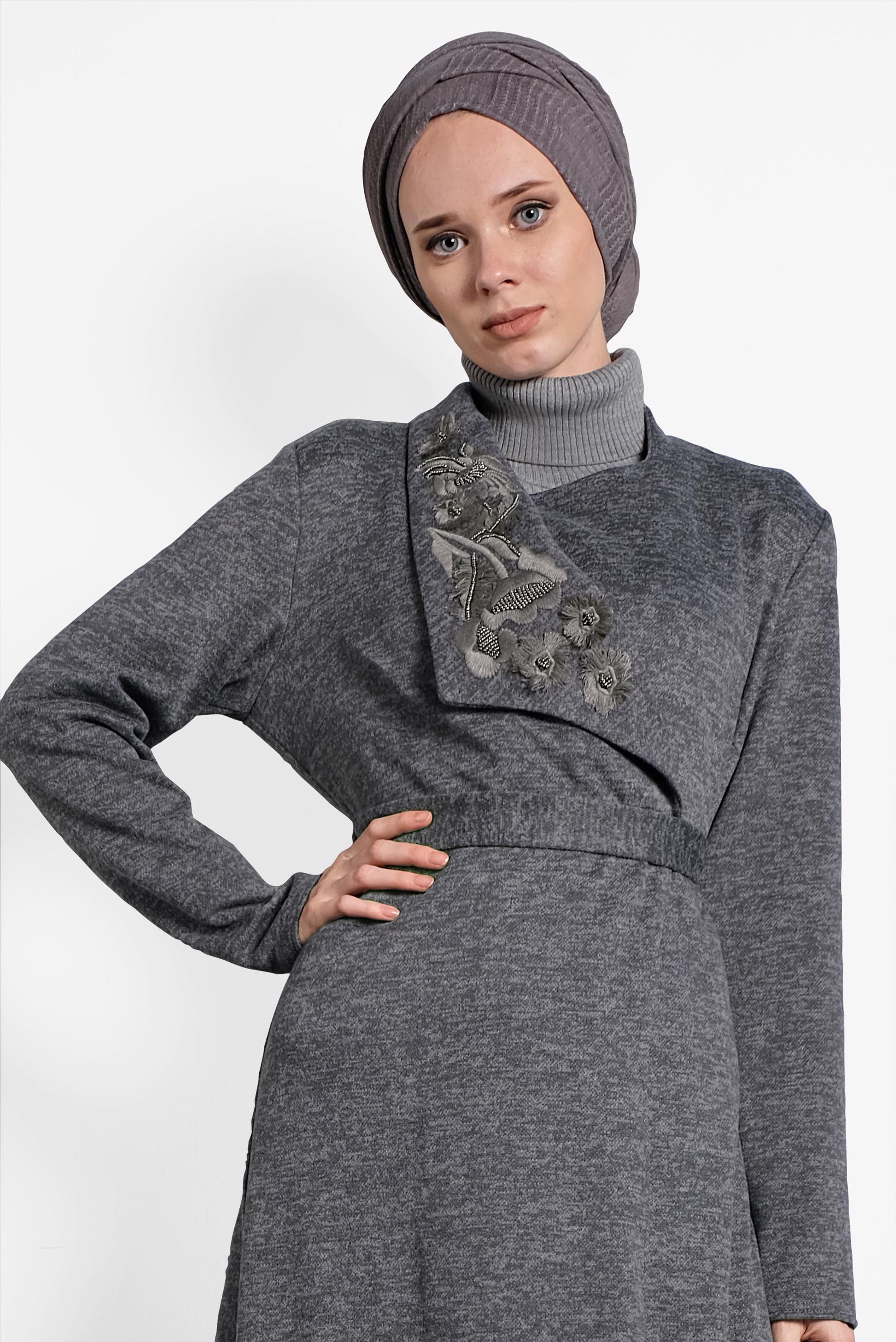 Tesettür giyim GRİ YAKASI İŞLEMELİ KUŞAKLI HIRKA 40189 