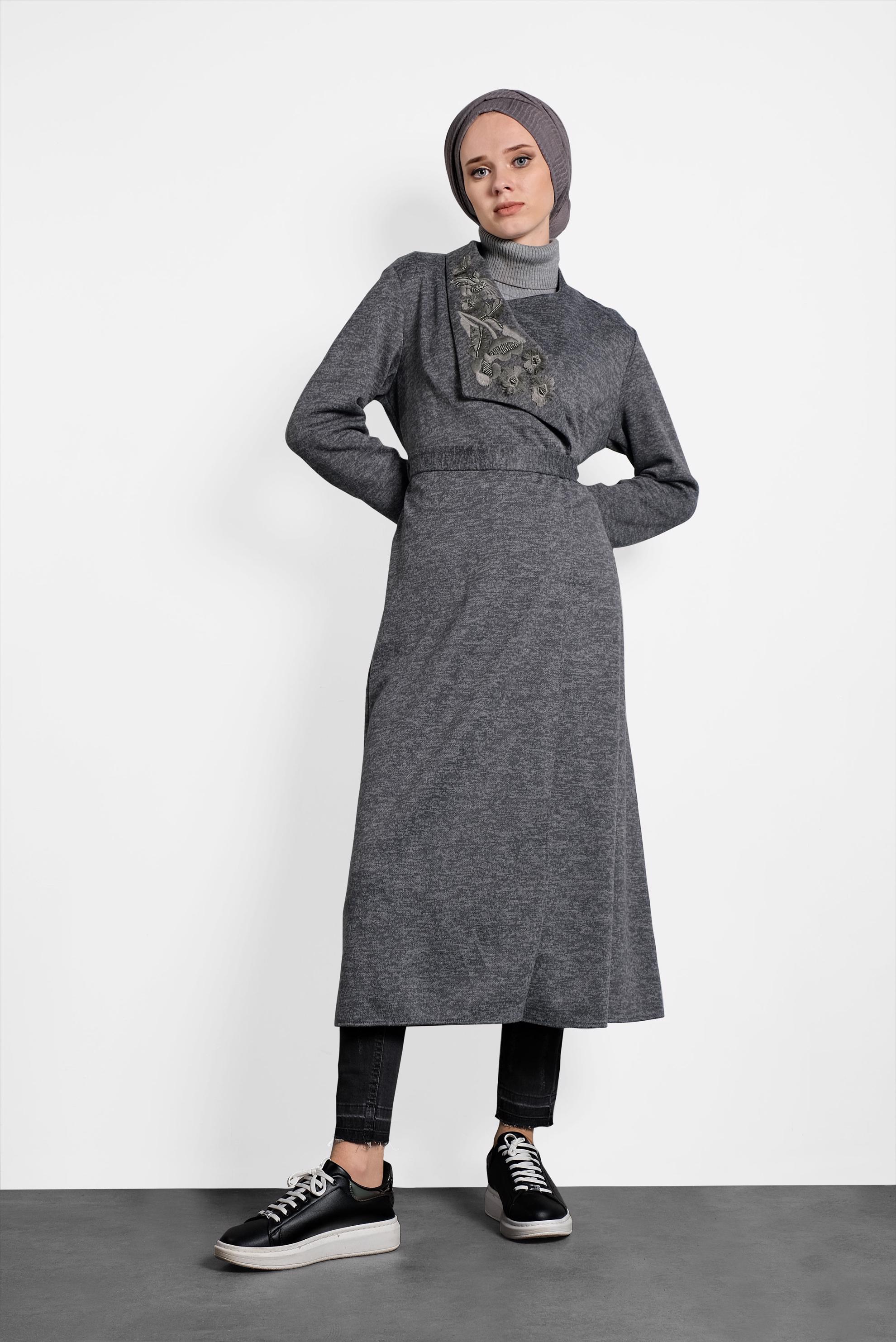 Tesettür giyim GRİ YAKASI İŞLEMELİ KUŞAKLI HIRKA 40189 