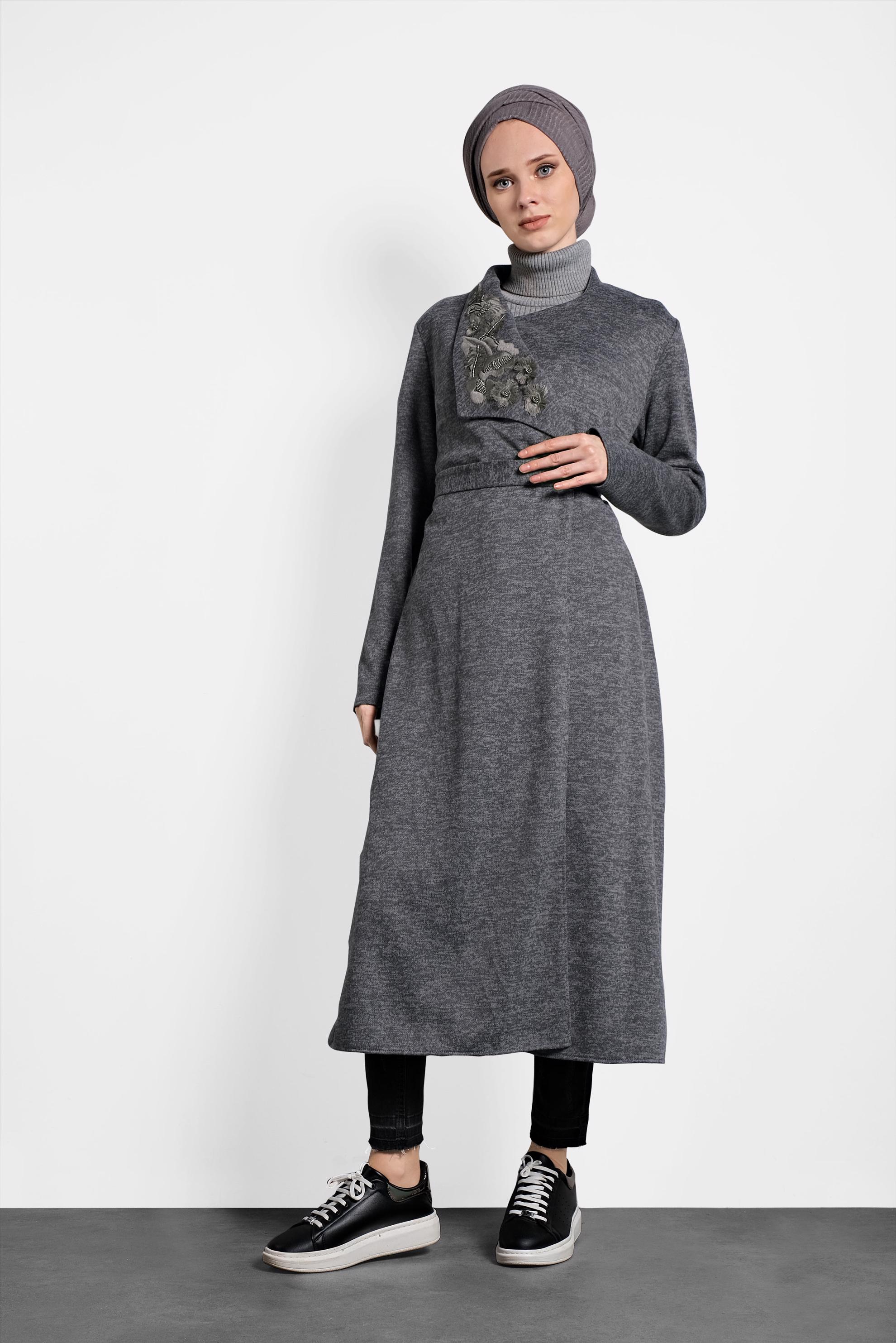 Tesettür giyim GRİ YAKASI İŞLEMELİ KUŞAKLI HIRKA 40189 