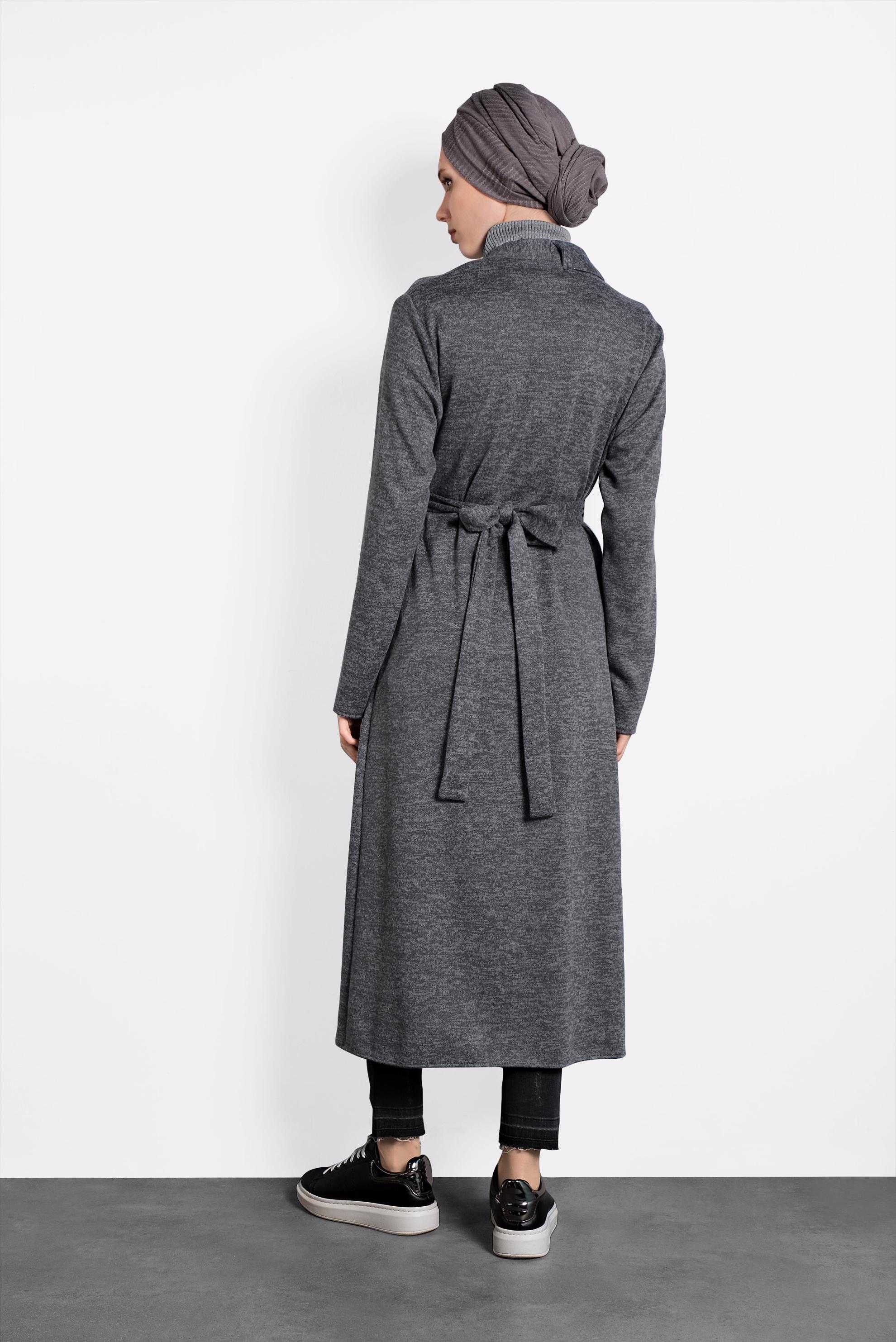 Tesettür giyim GRİ YAKASI İŞLEMELİ KUŞAKLI HIRKA 40189 